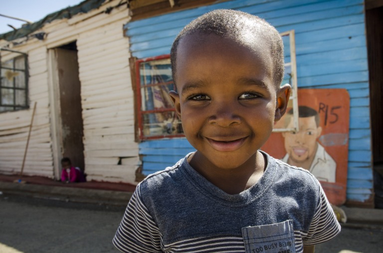 Kleiner Junge im Township Kayamandi in Südafrika