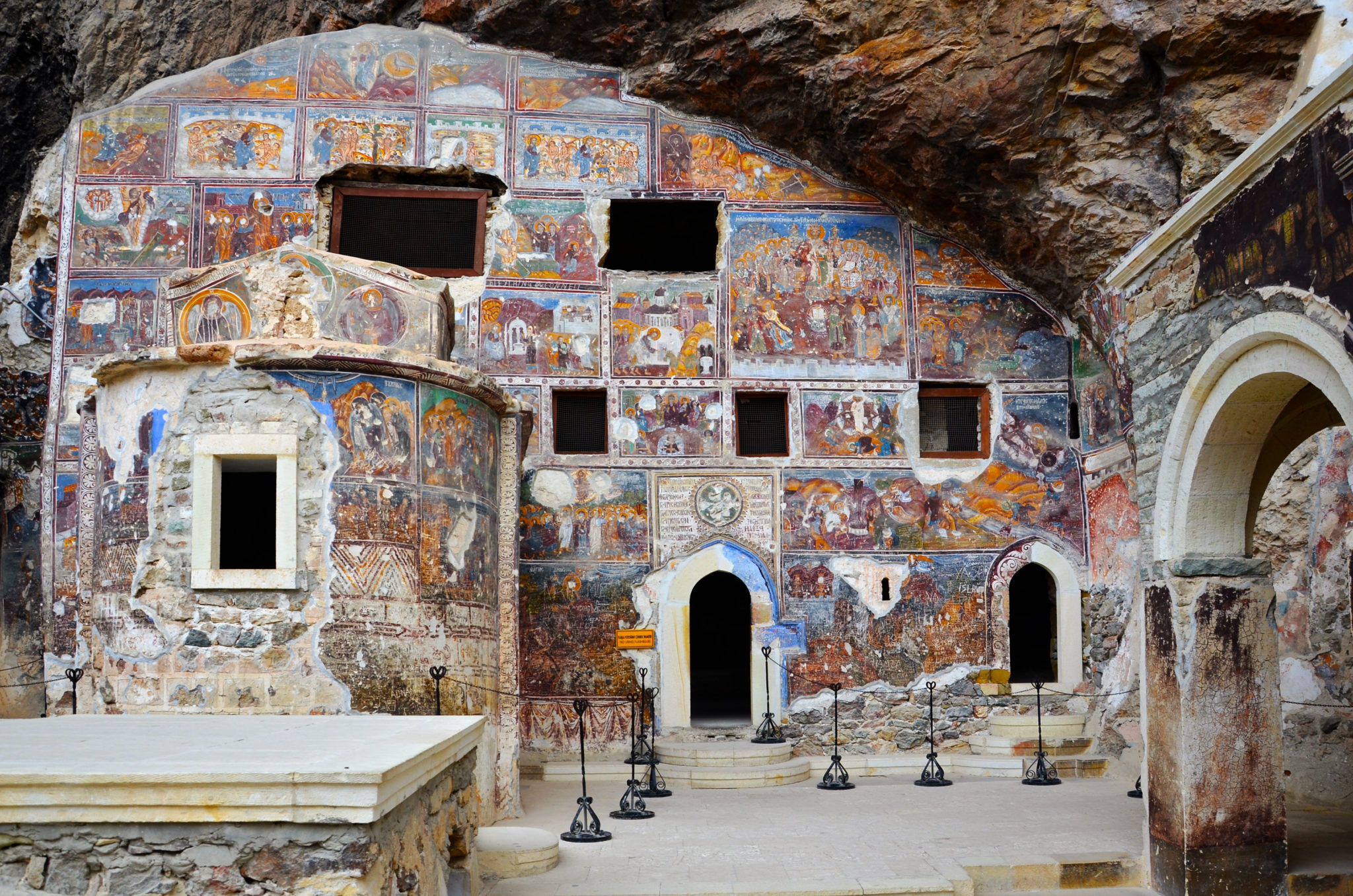 Die einzelnen Malereien im Sumela Kloster in der Türkei erzählen zahlreiche Geschichten