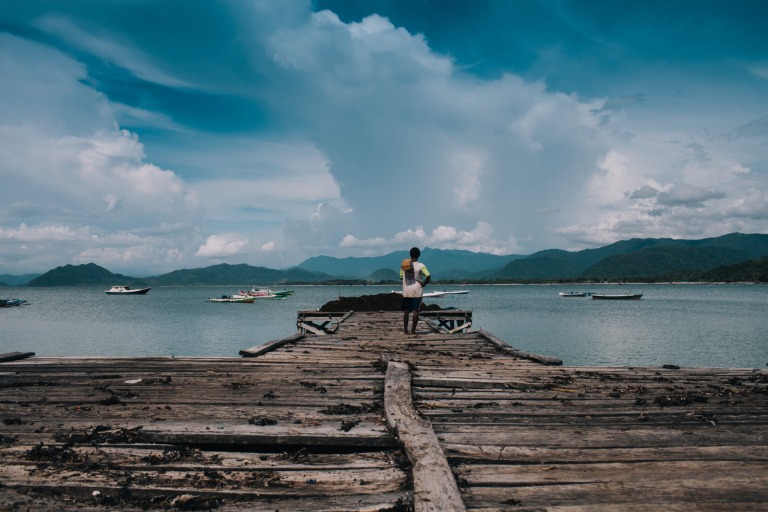 Ein Mann auf einem Steg in Sumbawa in Indonesien