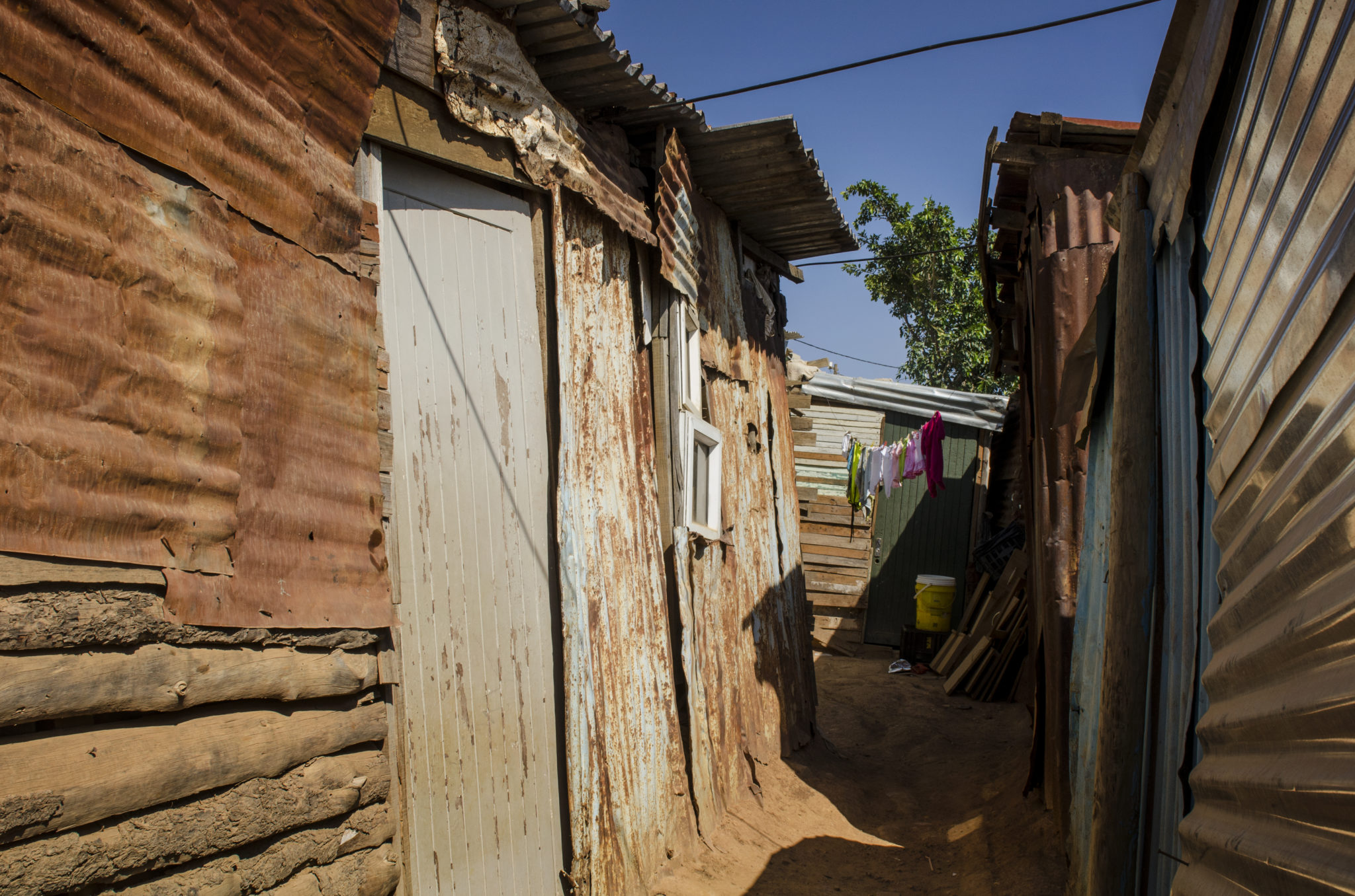 Ein schmaler Gang im Kayamandi-Township