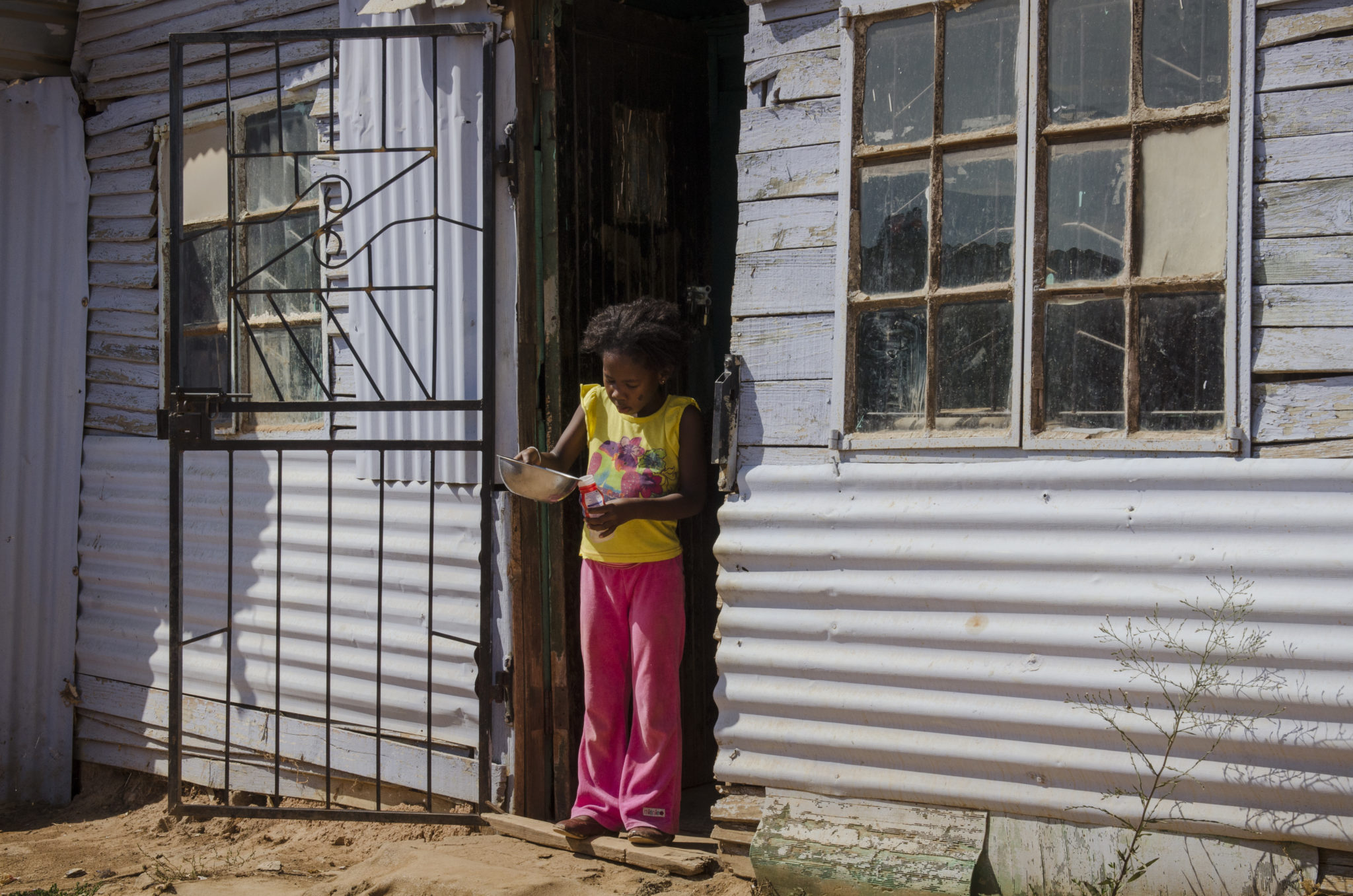 Ein Mädchen in einer Wellblechhütte in Stellenbosch