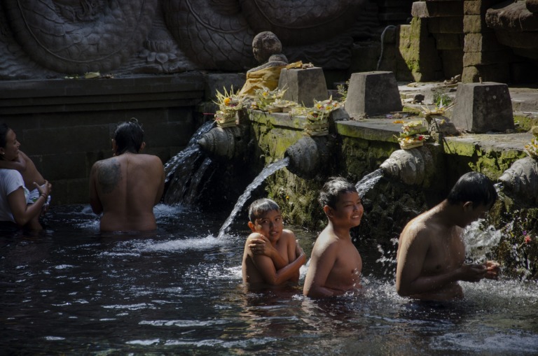 Heilige Waschung in einem Tempel in Indonesien