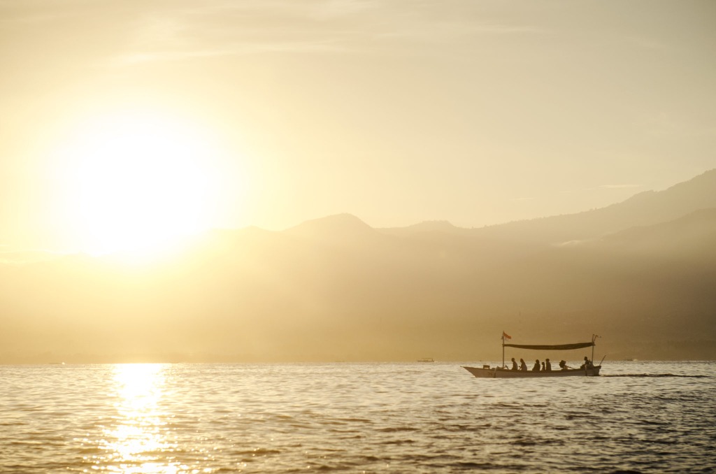 Ein Fischerboot in Lovina im Norden von Bali, Indonesien