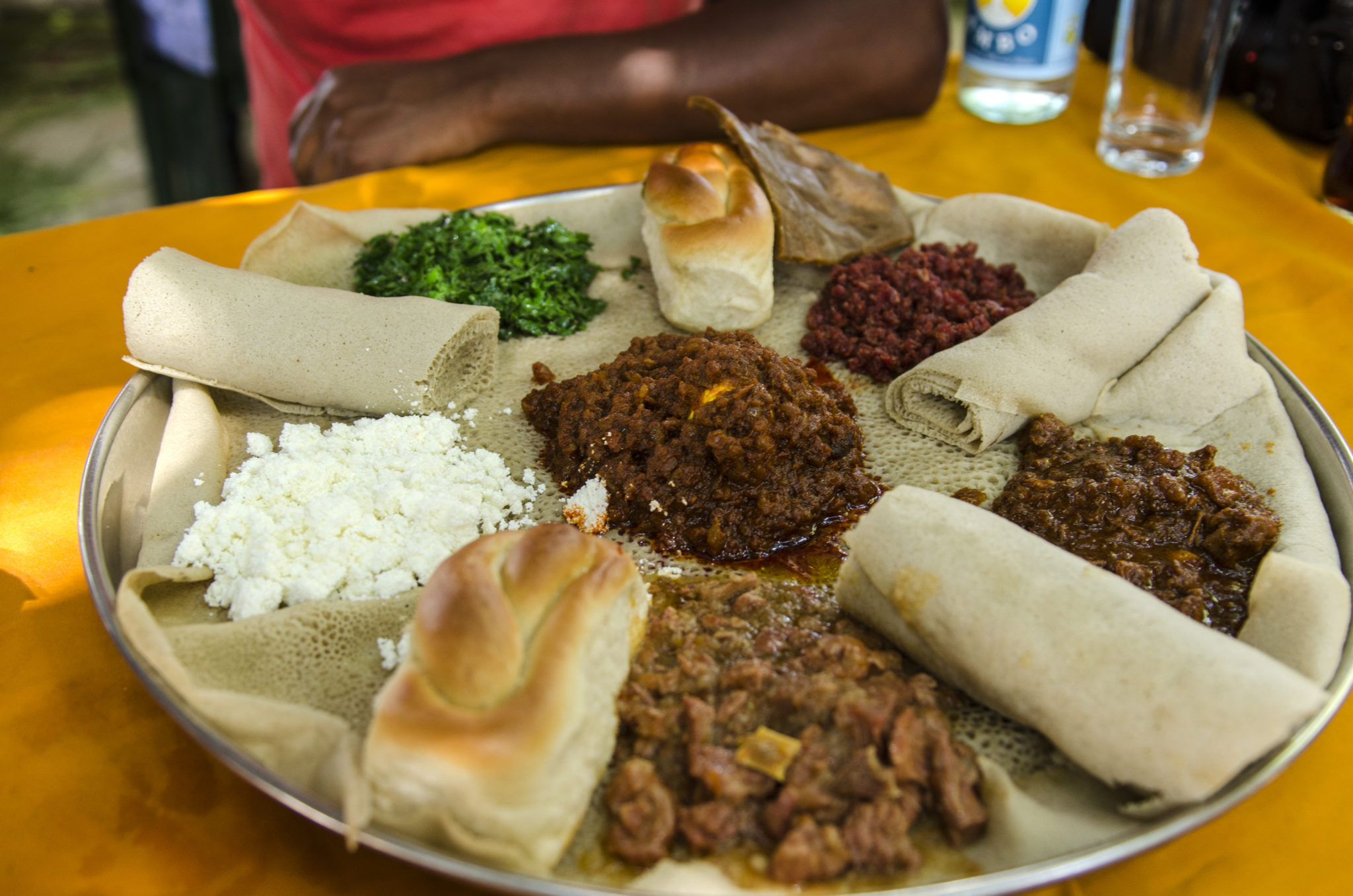 Fladenbrot wird Injera genannt und ist ein Bestandteil des äthiopischen Essens