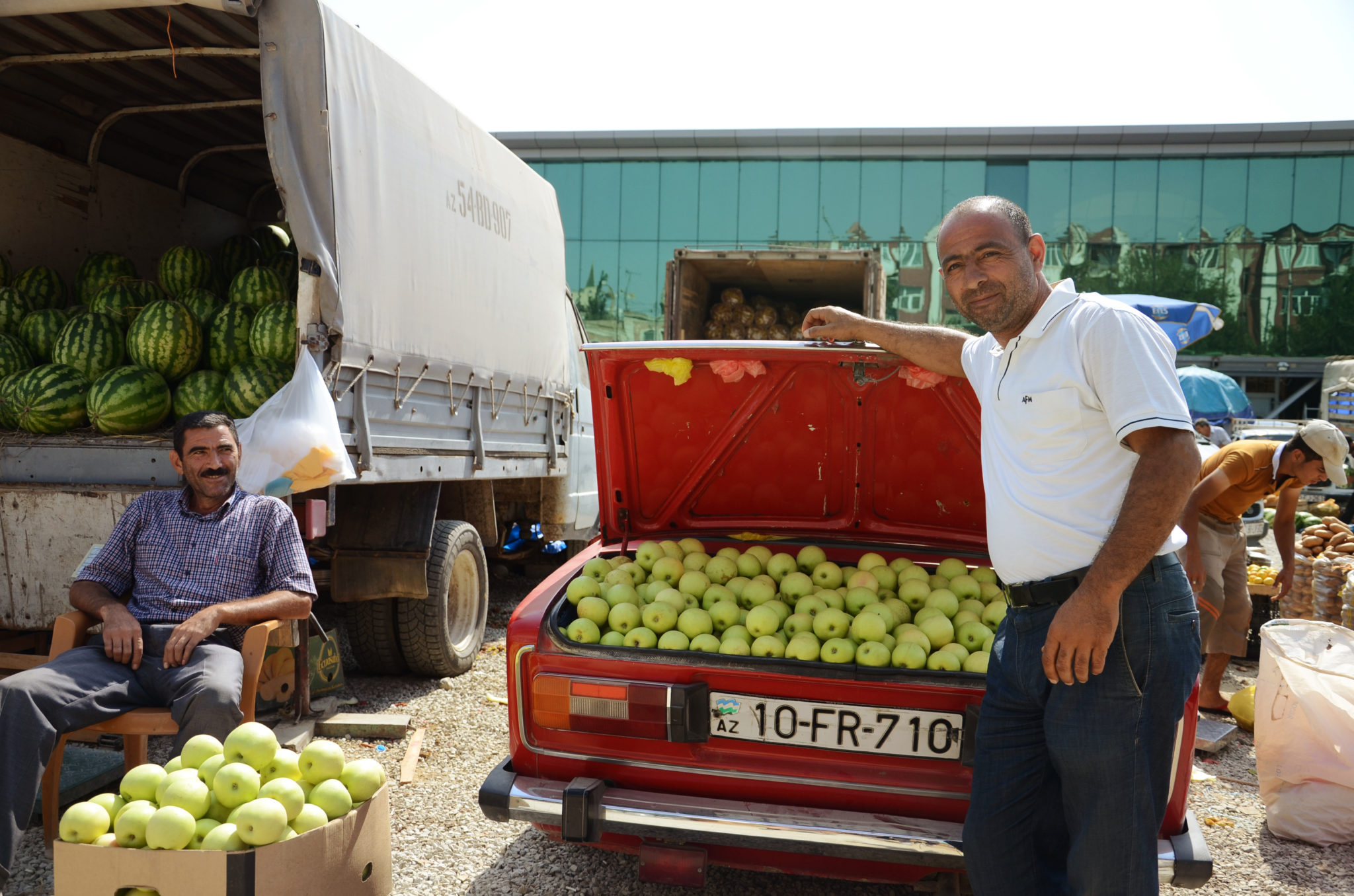 Mit dem Auto auf dem Markt in Baku