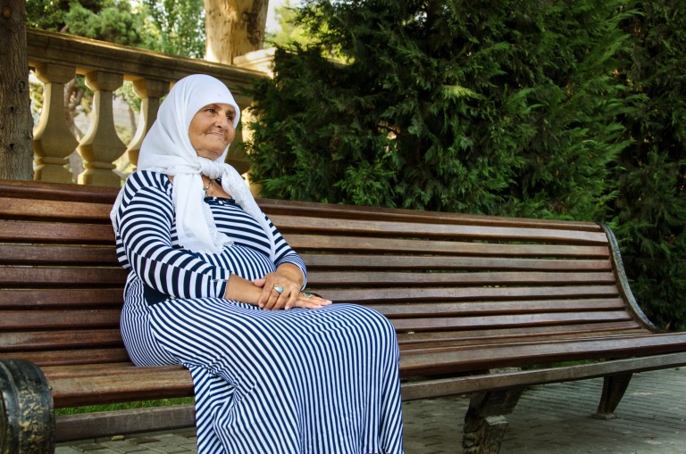 Eine Frau mit Kopftuch in Baku in Aserbaidschan