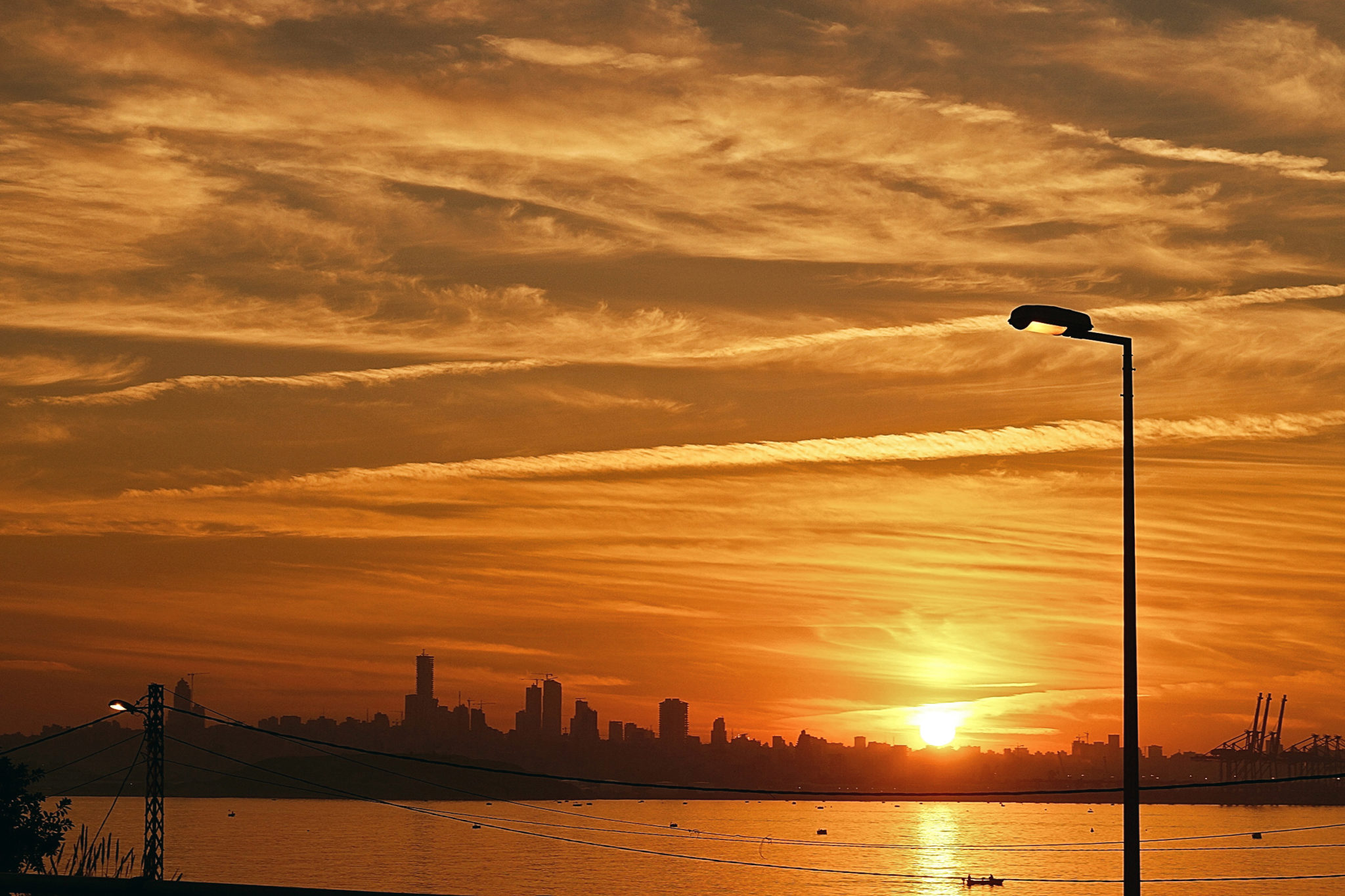 Sonnenuntergang und Beirut Skyline im Hintergrund