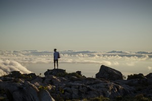 Ein Mann steht über den Wolken auf dem Tafelberg in Kapstadt, Südafrika
