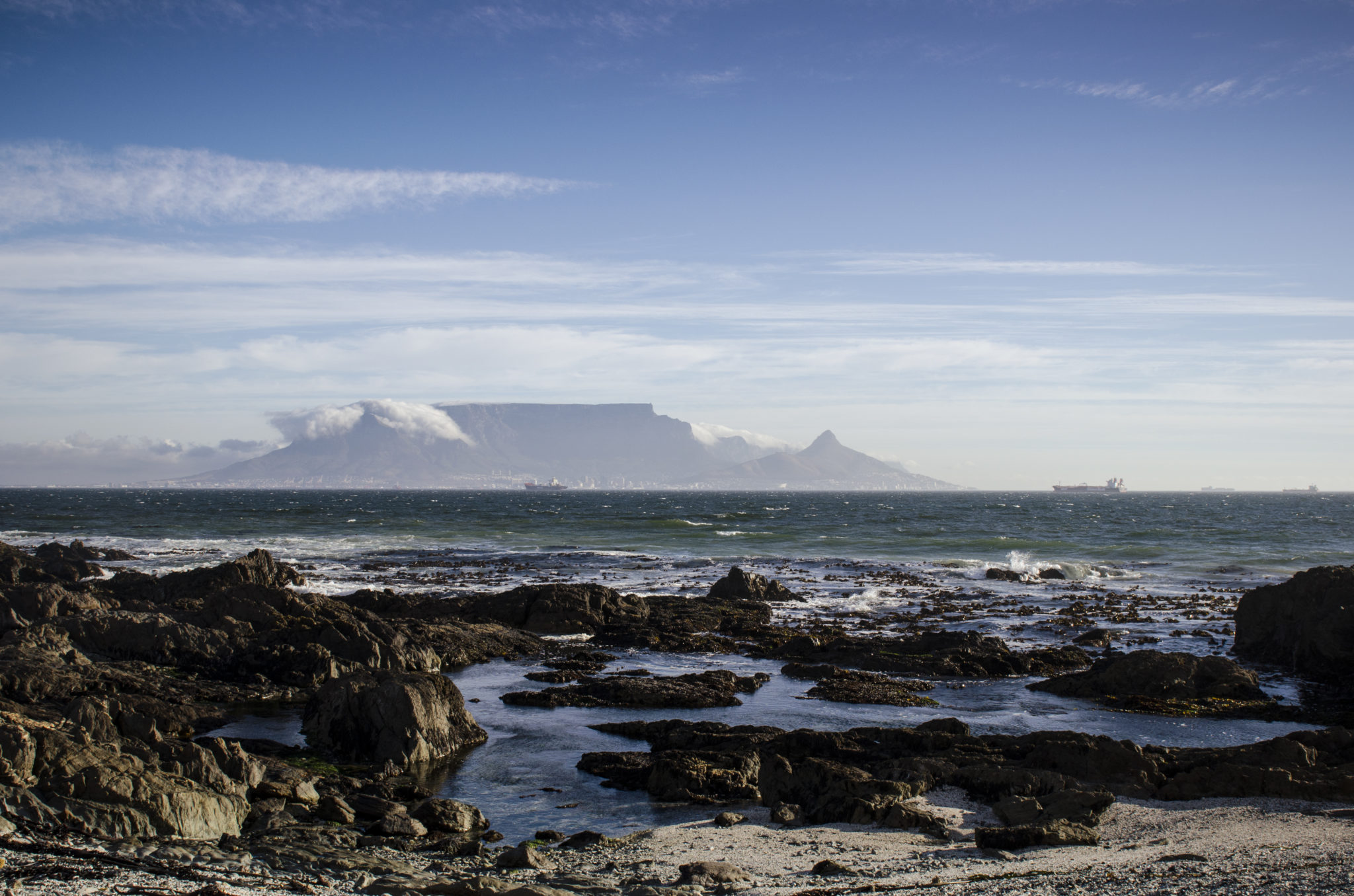 Der Blick auf den Tafelberg vom Bloubergstrand ist einer unserer Südafrika Reisetipps