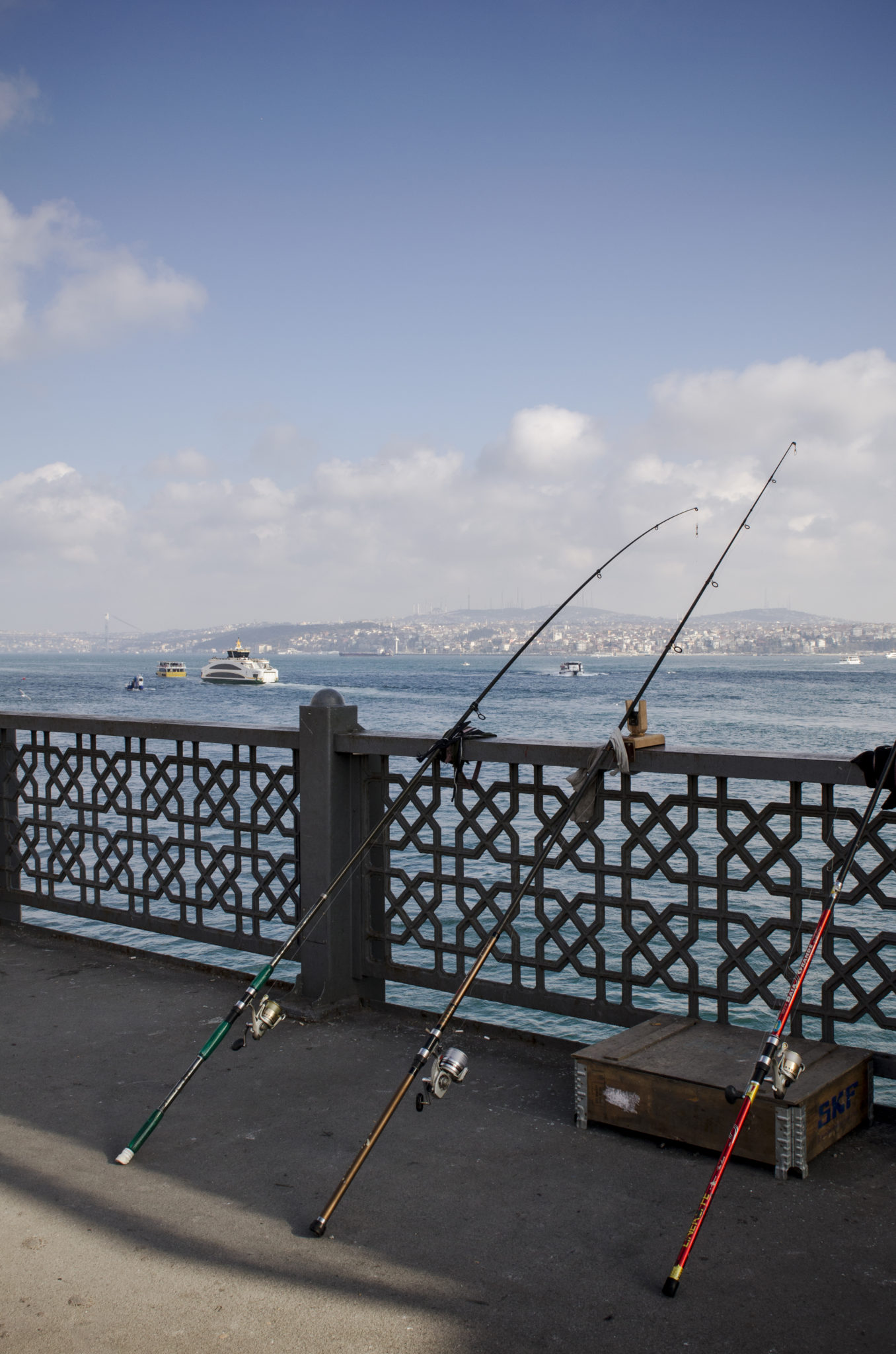 Anglen auf der Galatabrücke in Istanbul in der Türkei