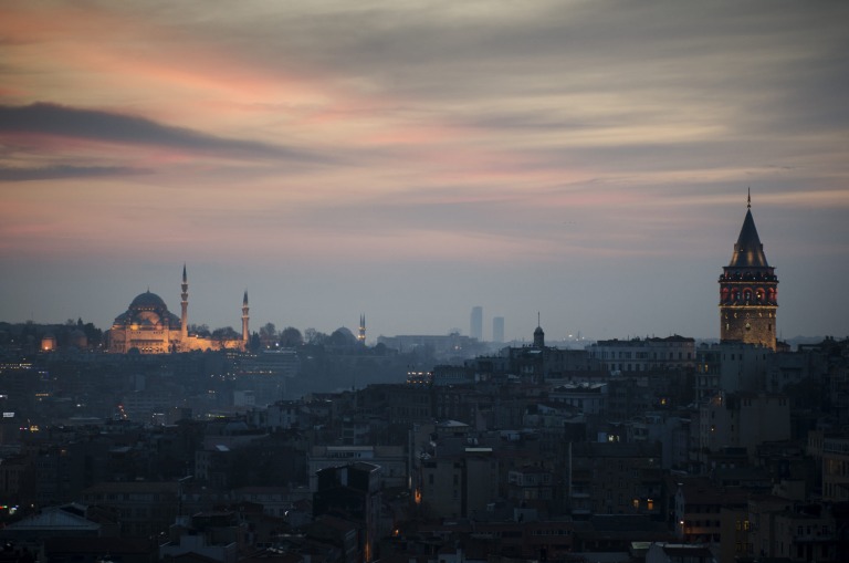 Der Galataturm in Istanbul in der Türkei bei Sonnenuntergang 