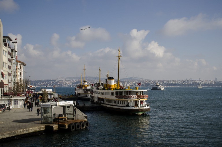 Zwei Fähren in Karaköy in Istanbul