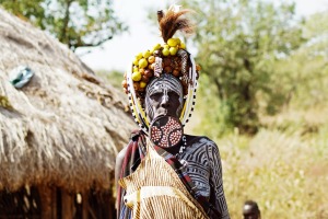 Ein Mann des Mursi-Volkes in Äthiopien mit den Tellerlippen