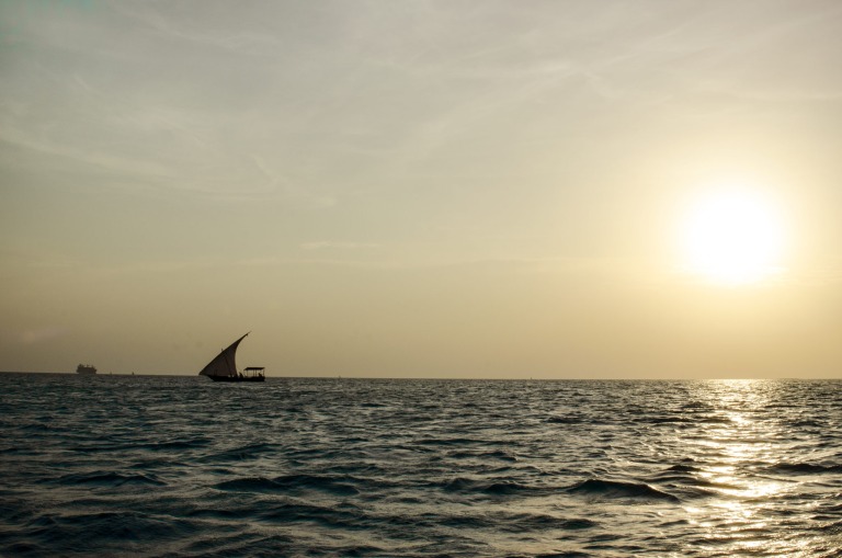 Dhow auf dem Meer in Stone Town in Sansibar in Tansania