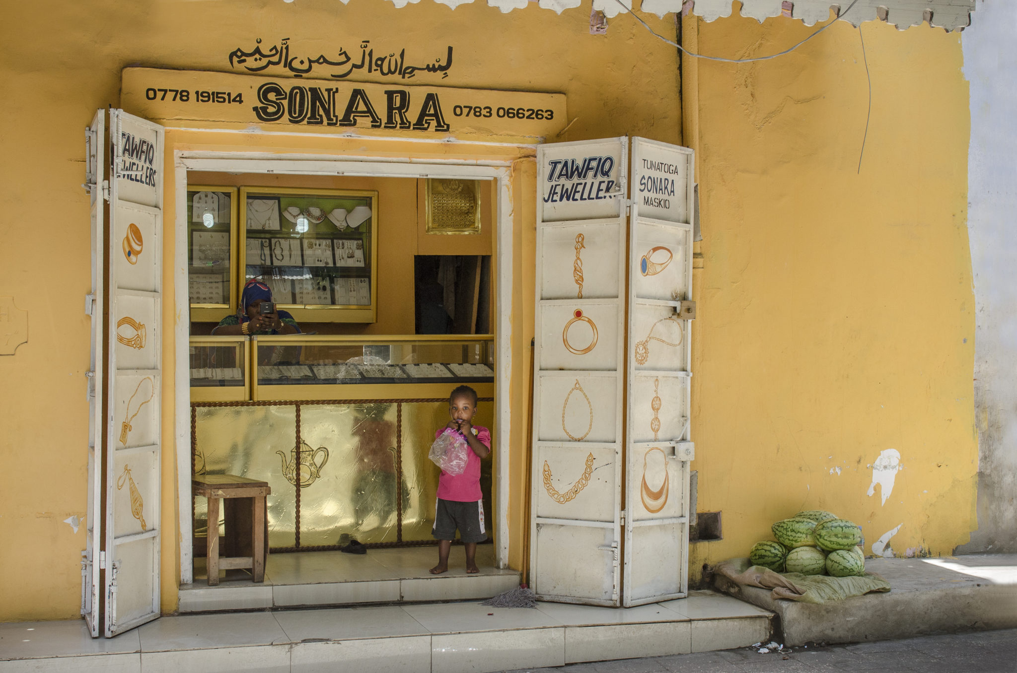 Ein Kind in Stone Town in Sansibar