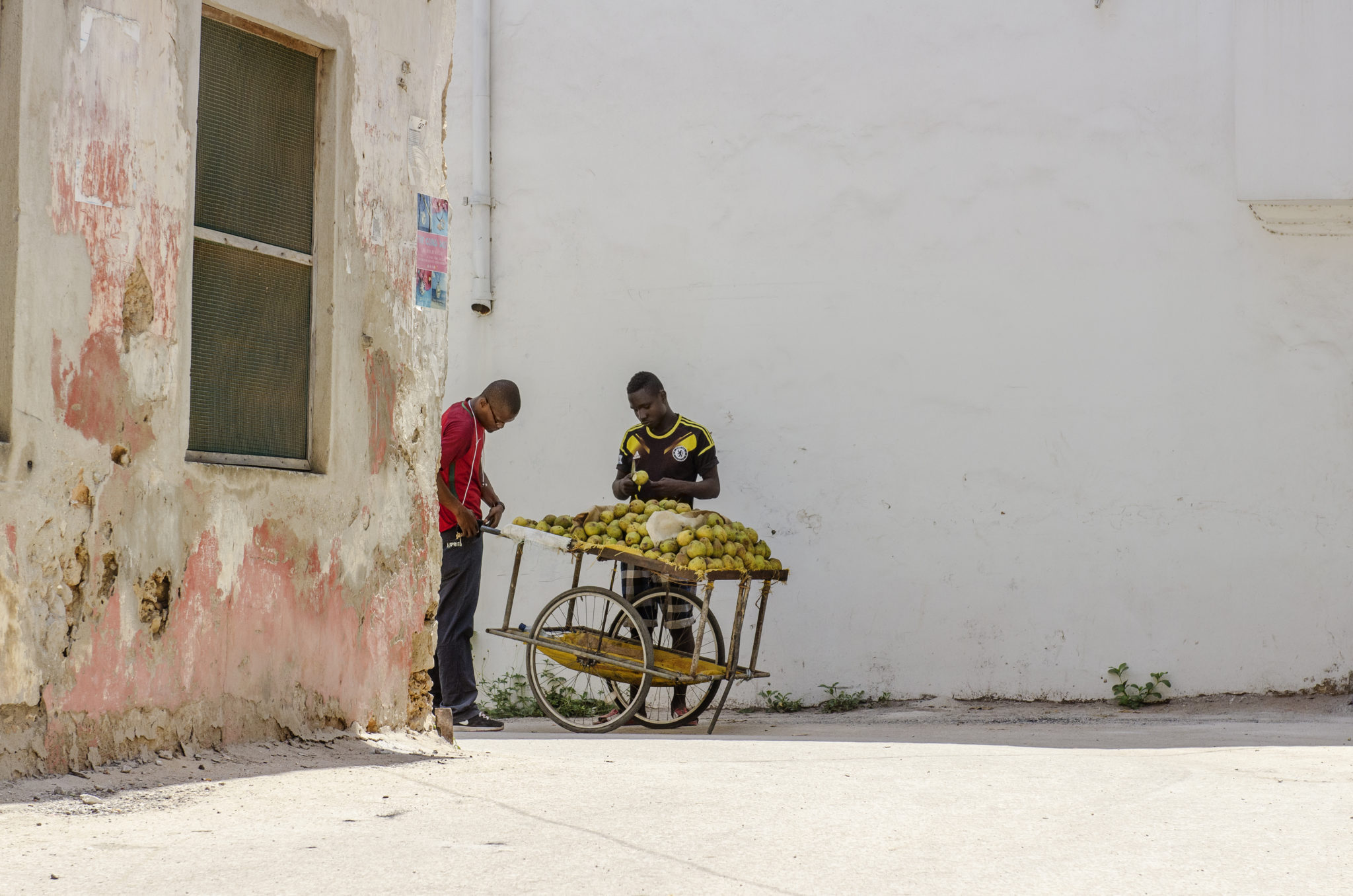Ein Orangenverkäufer in Sansibar in Tansania