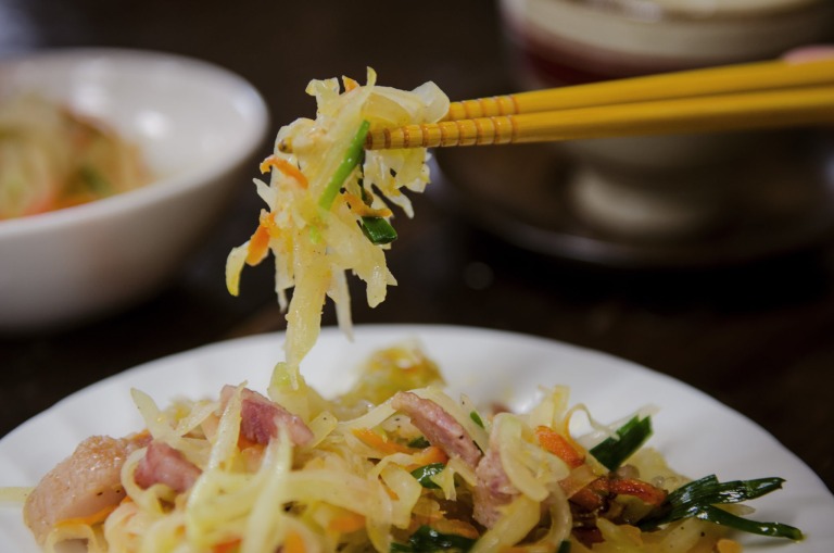 Japanisches Gericht wird mit Stäbchen gegessen