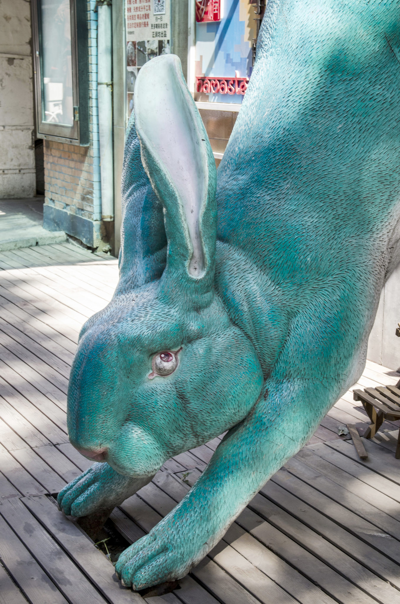 Ein riesiger Hase als Kunstwerk im Kunstviertel in Peking