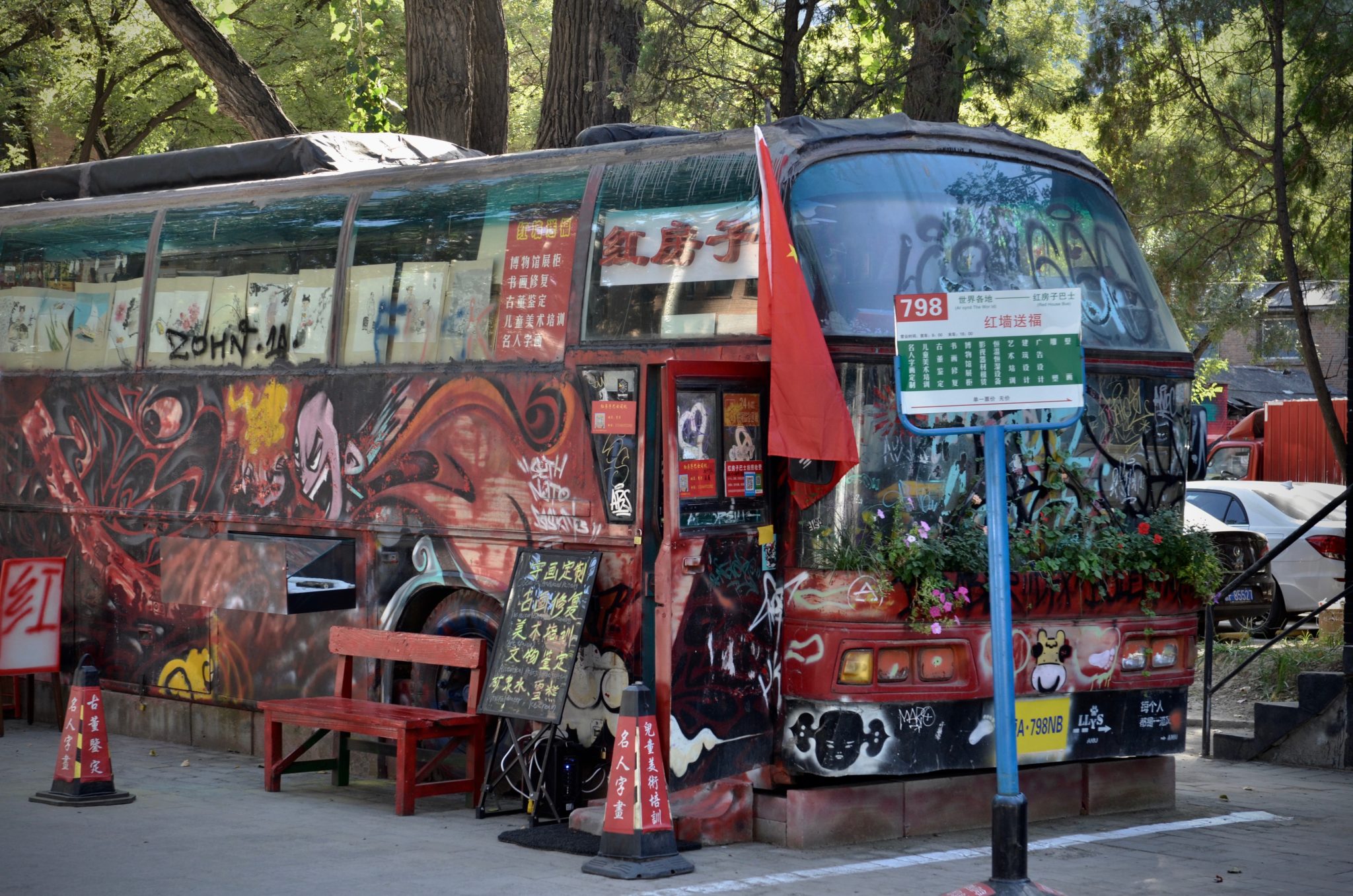 Ein Bus mit Graffiti im 798 Art District Peking