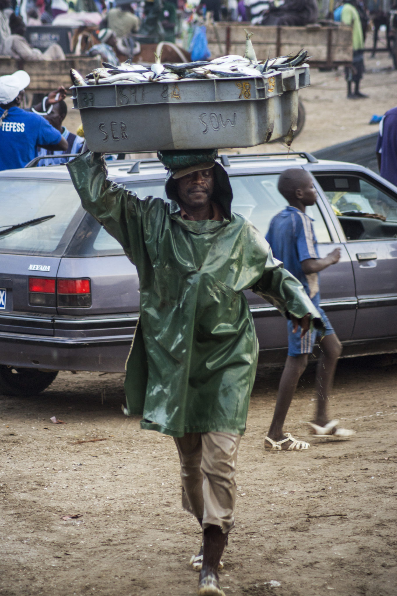Ein Fischer auf dem senegalesischen Fischmarkt in Westafrika