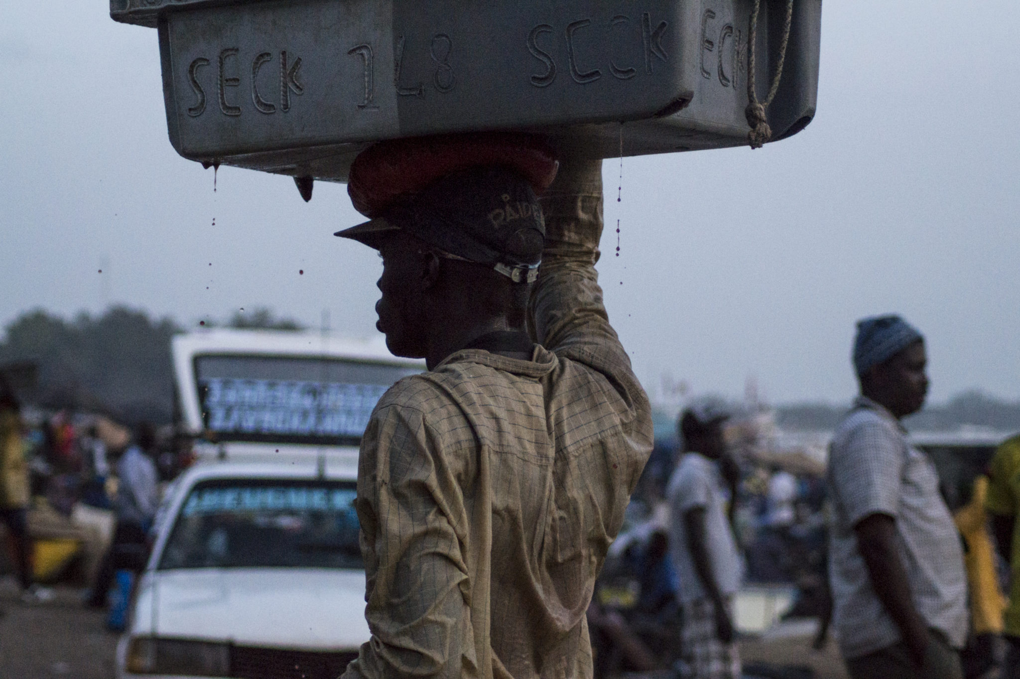 Ein Fischer auf dem Fischmarkt Mbour im Senegal