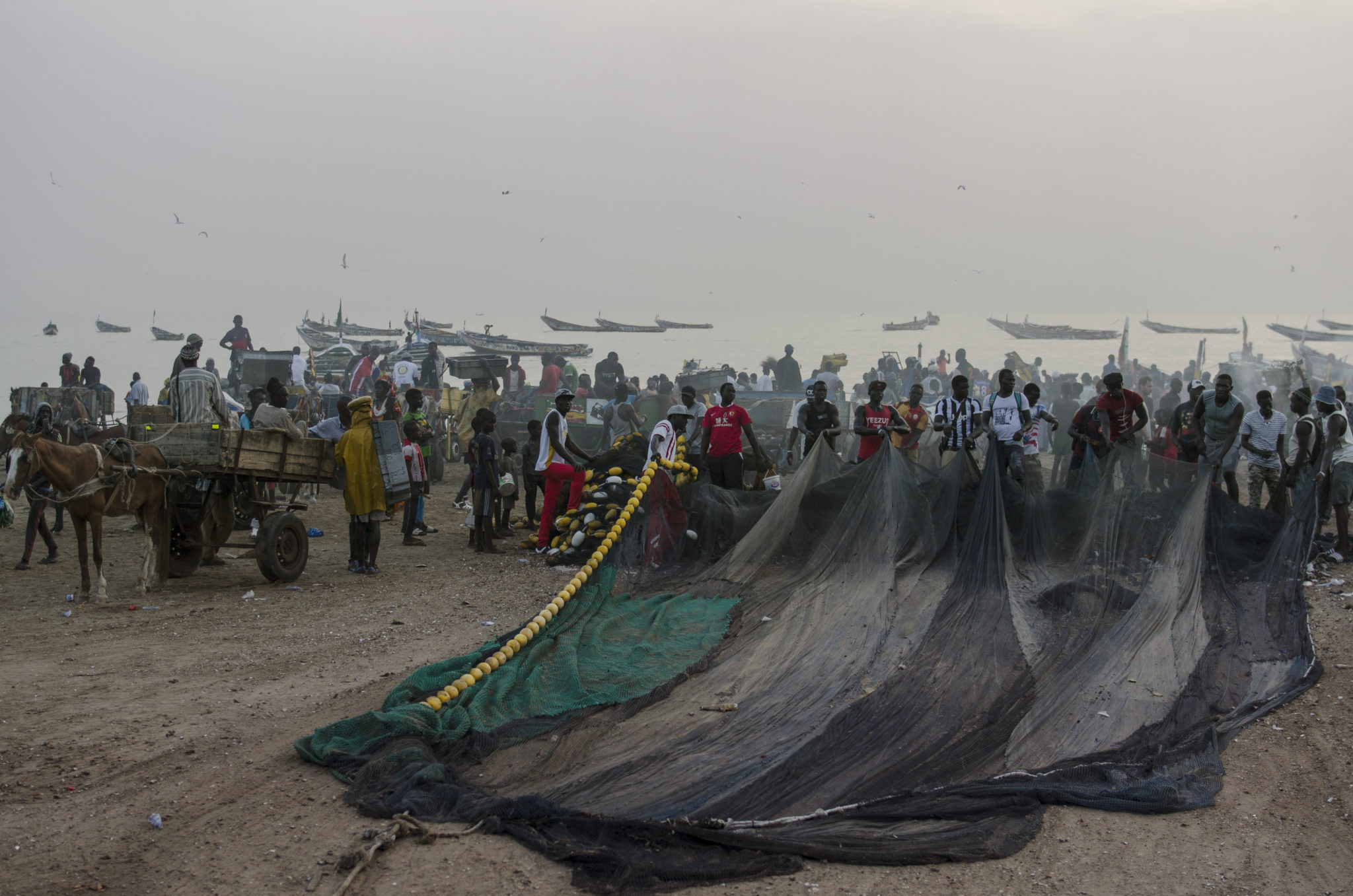Fischernetze auf dem Fischmarkt Mbour im Senegal