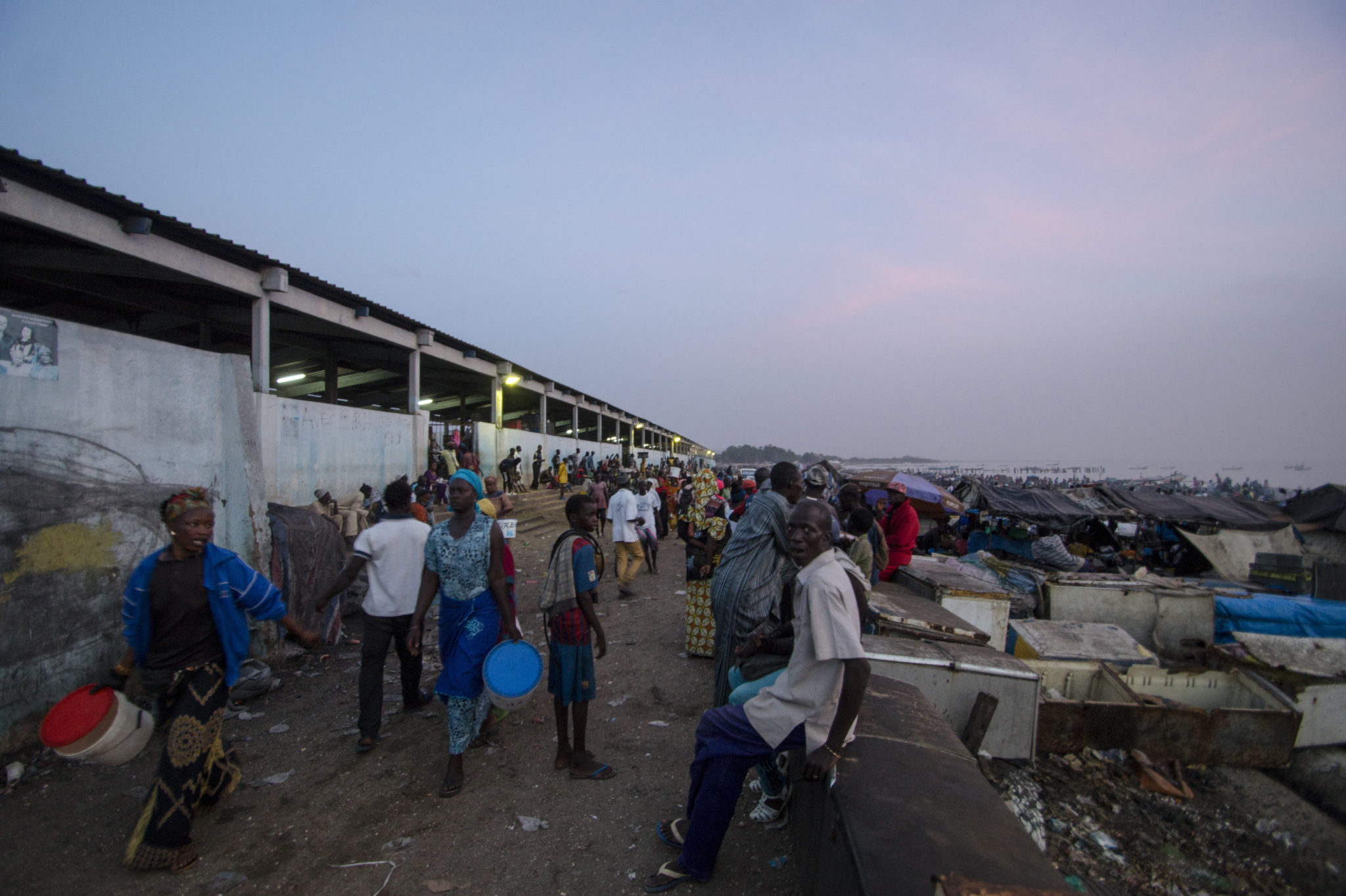 Eine Lagerhalle auf dem Fischmarkt Mbour im Senegal