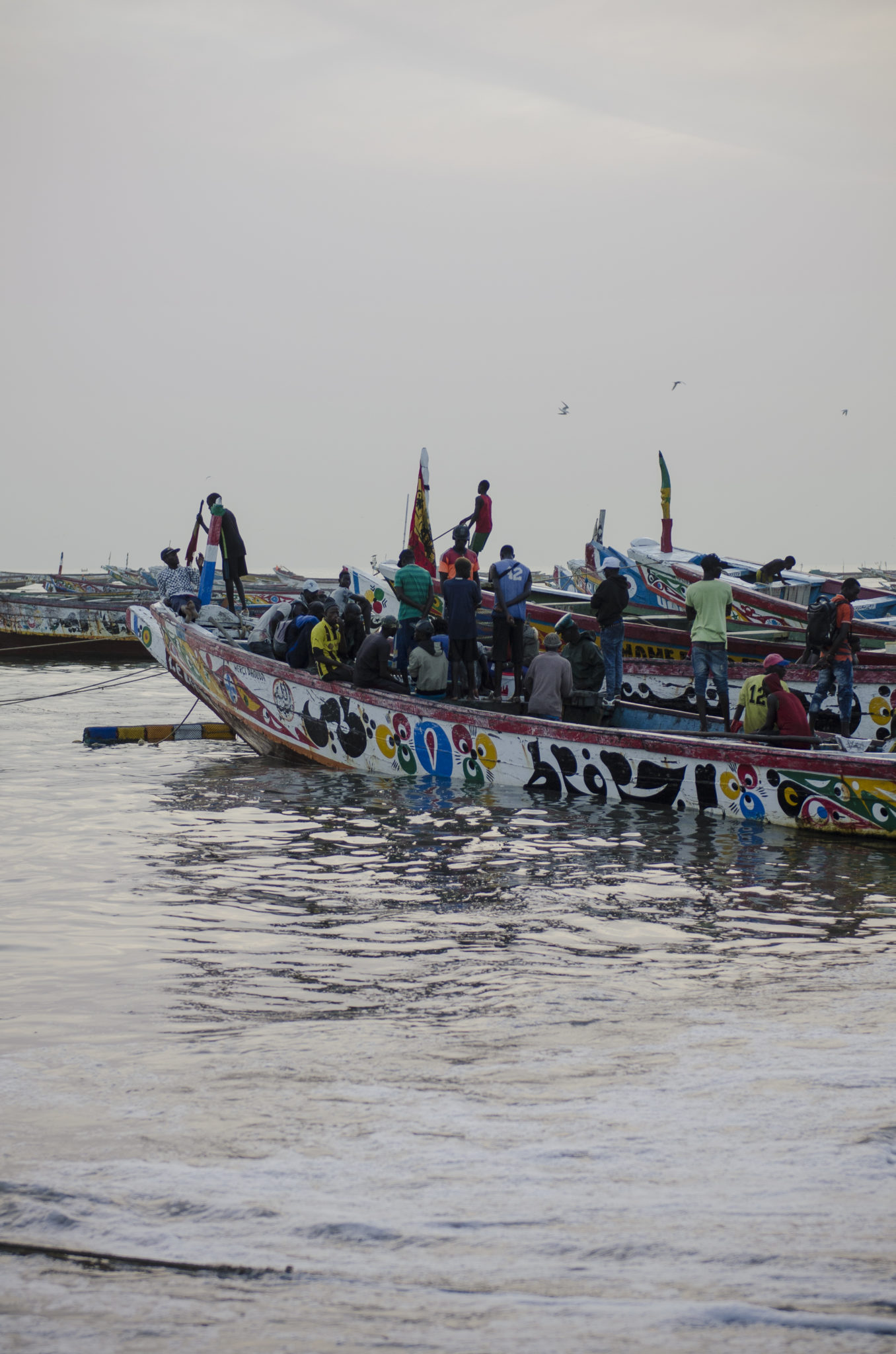 Eine Piroge im Wasser am Fischmarkt Mbour im Senegal