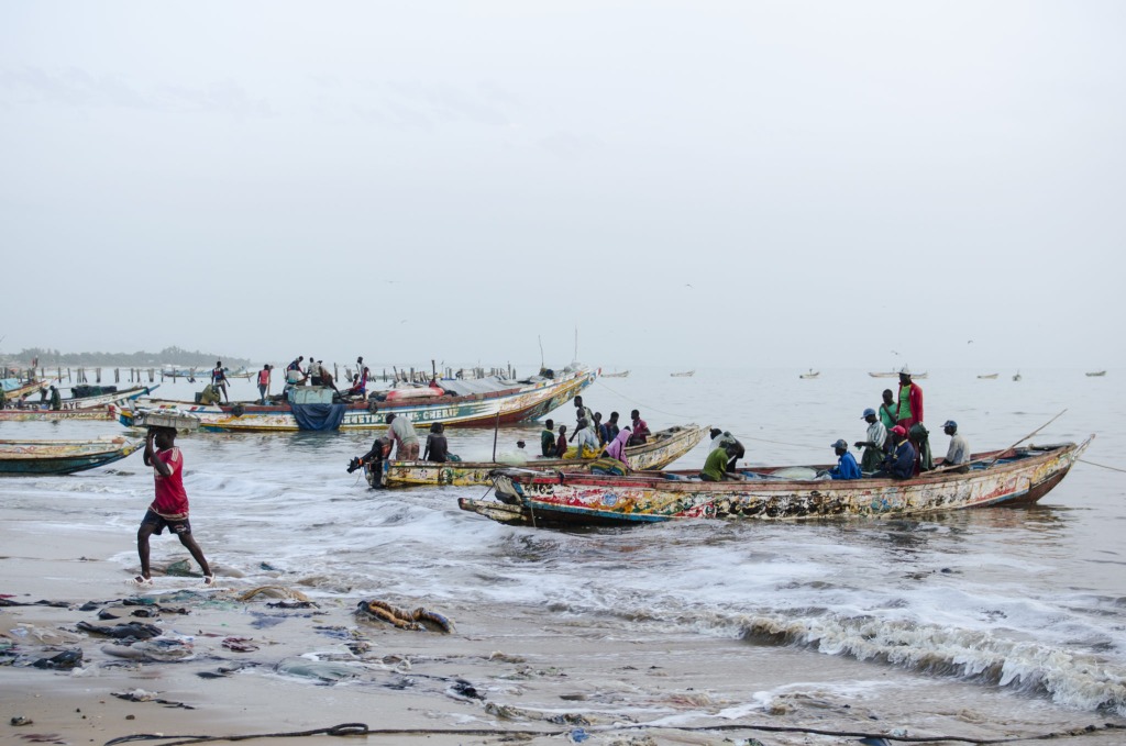 Fischmarkt-Mbour-bunte-Piroge-Senegal
