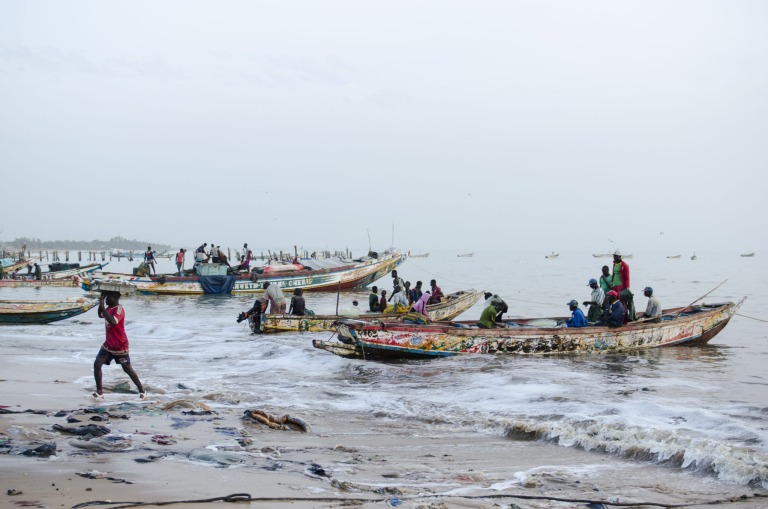 Pirogen auf dem Fischmarkt in Mbour im Senegal