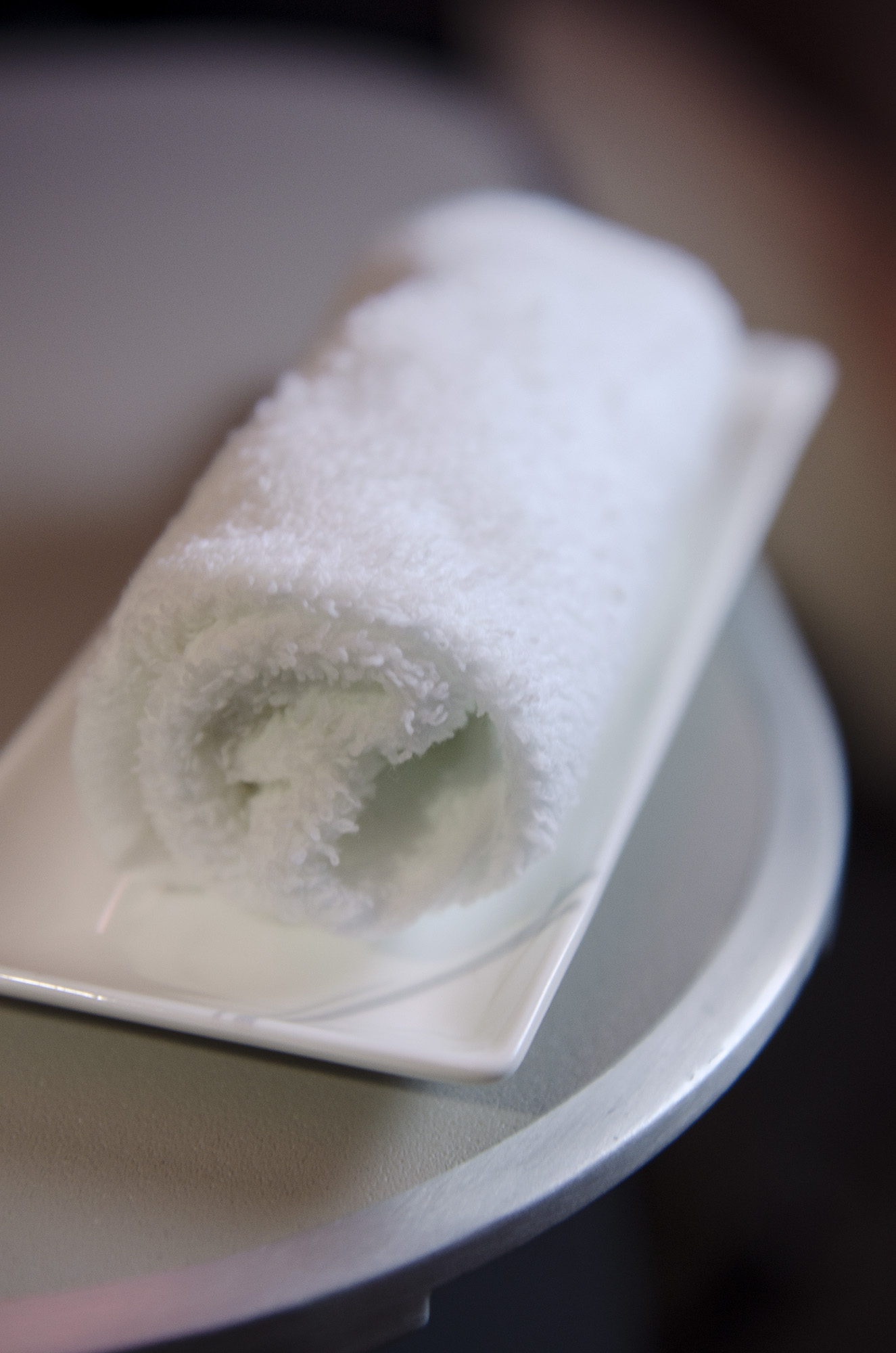 Erfrischung vor dem Flug: Die kleinen Handtücher sorgen für Erfrischung in der Hainan Business Class
