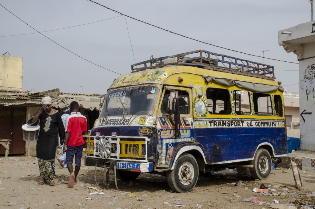 Ein Überlandbus an der Petite Côte im Senegal