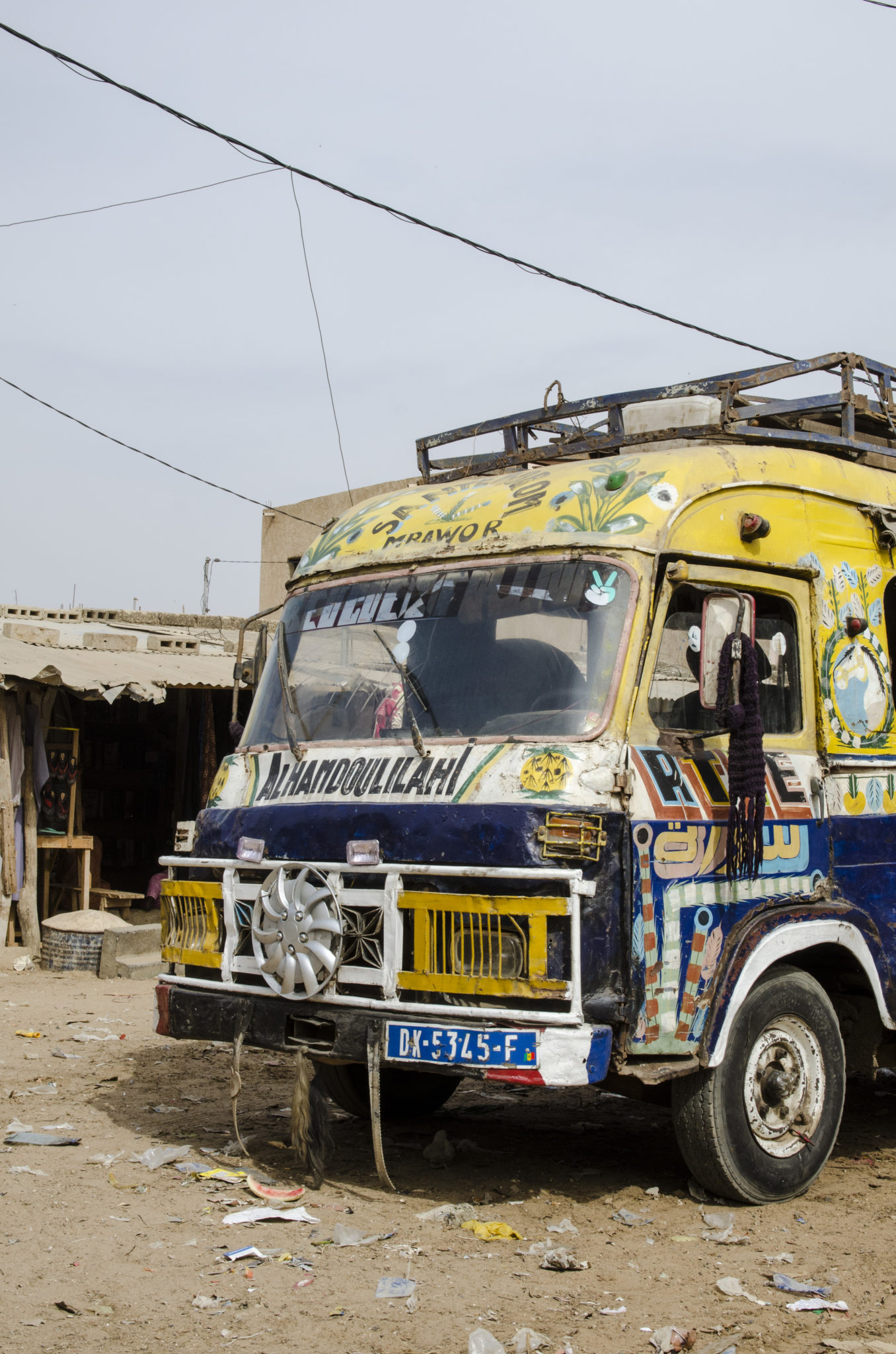 Ein bunter Bus an der Petite Côte im Senegal in Westafrika