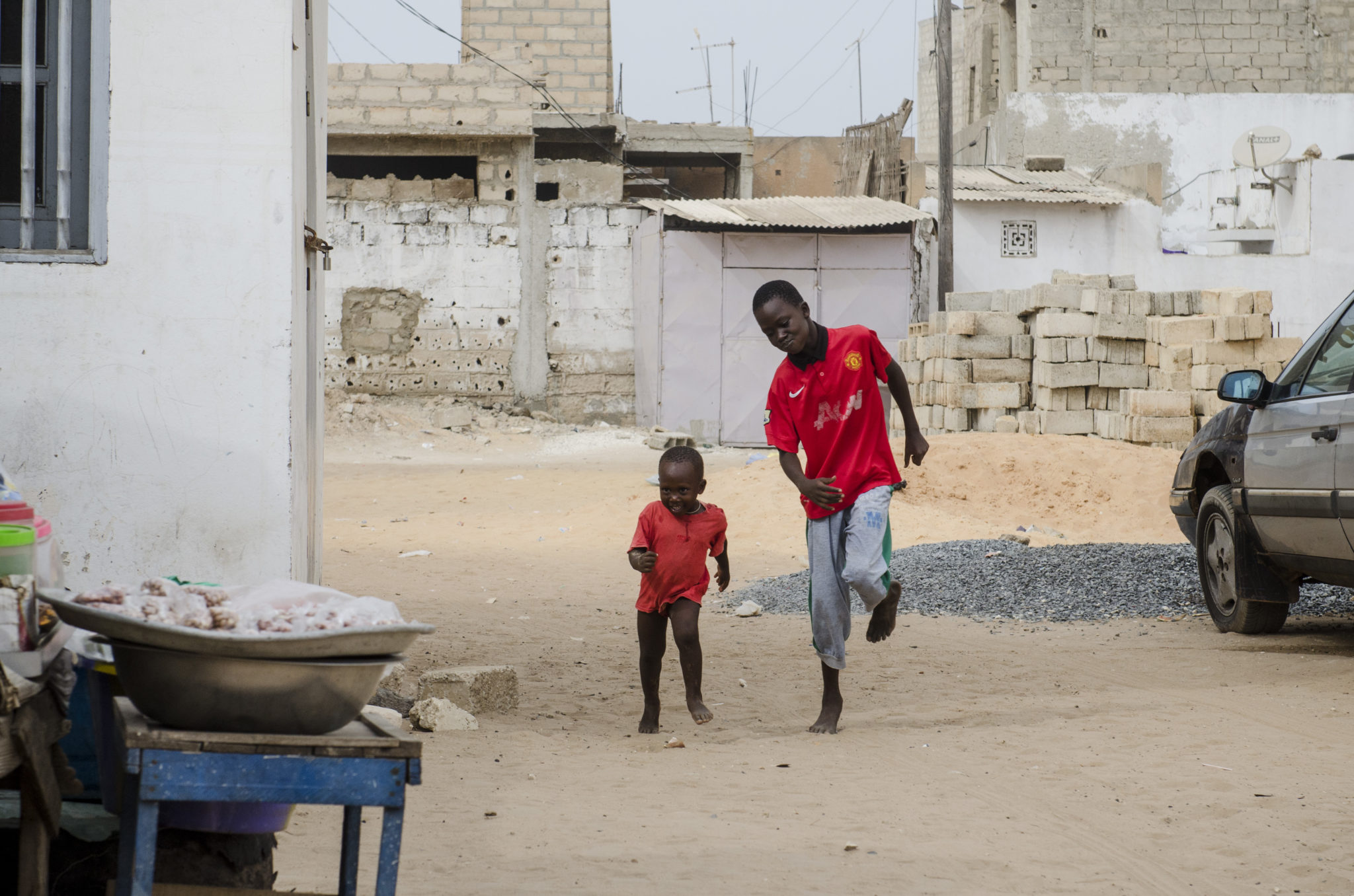 Kinder auf der Straße an der Petite Côte im Senegal