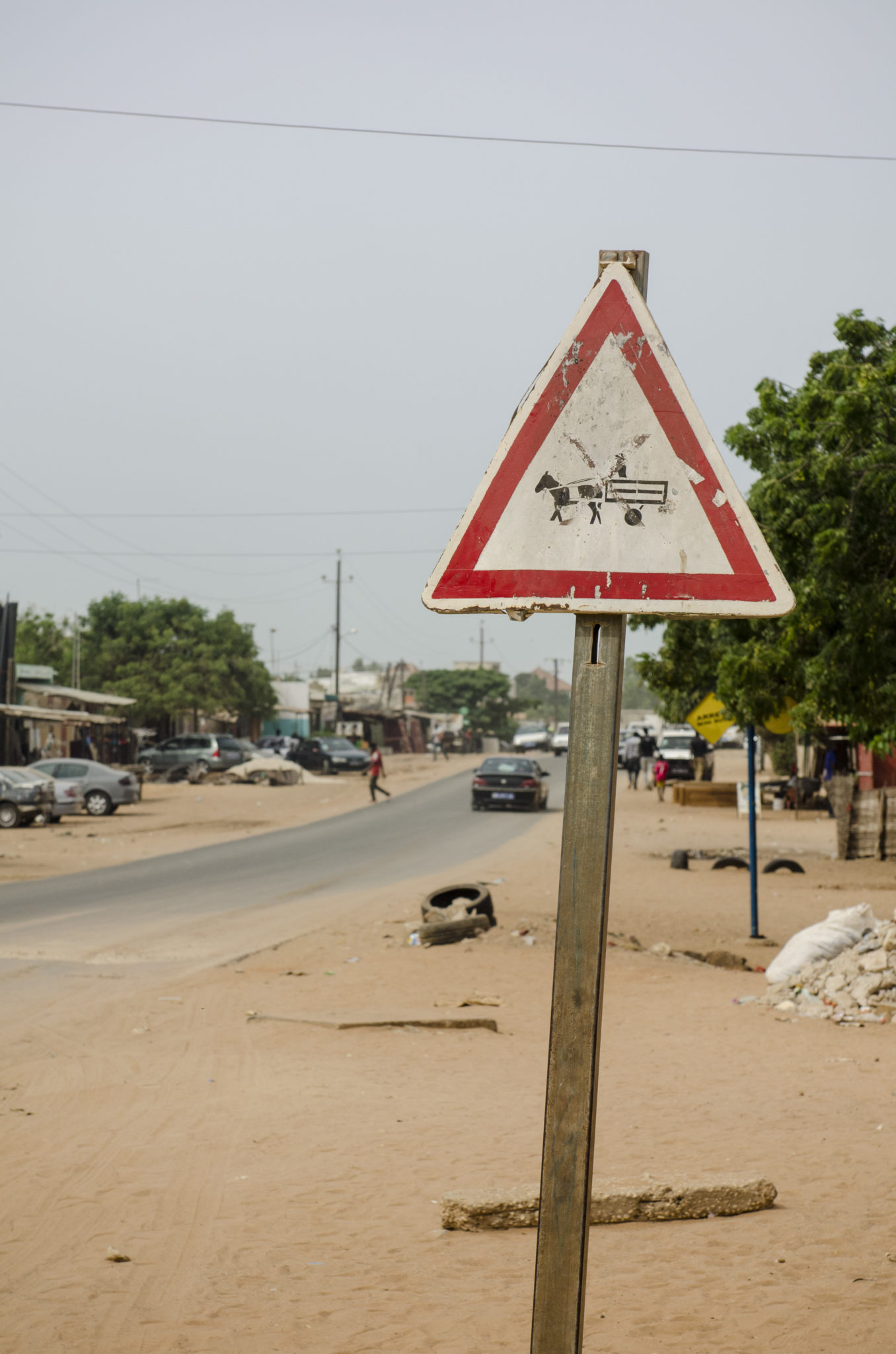 Straßenschild an der Petite Côte im Senegal