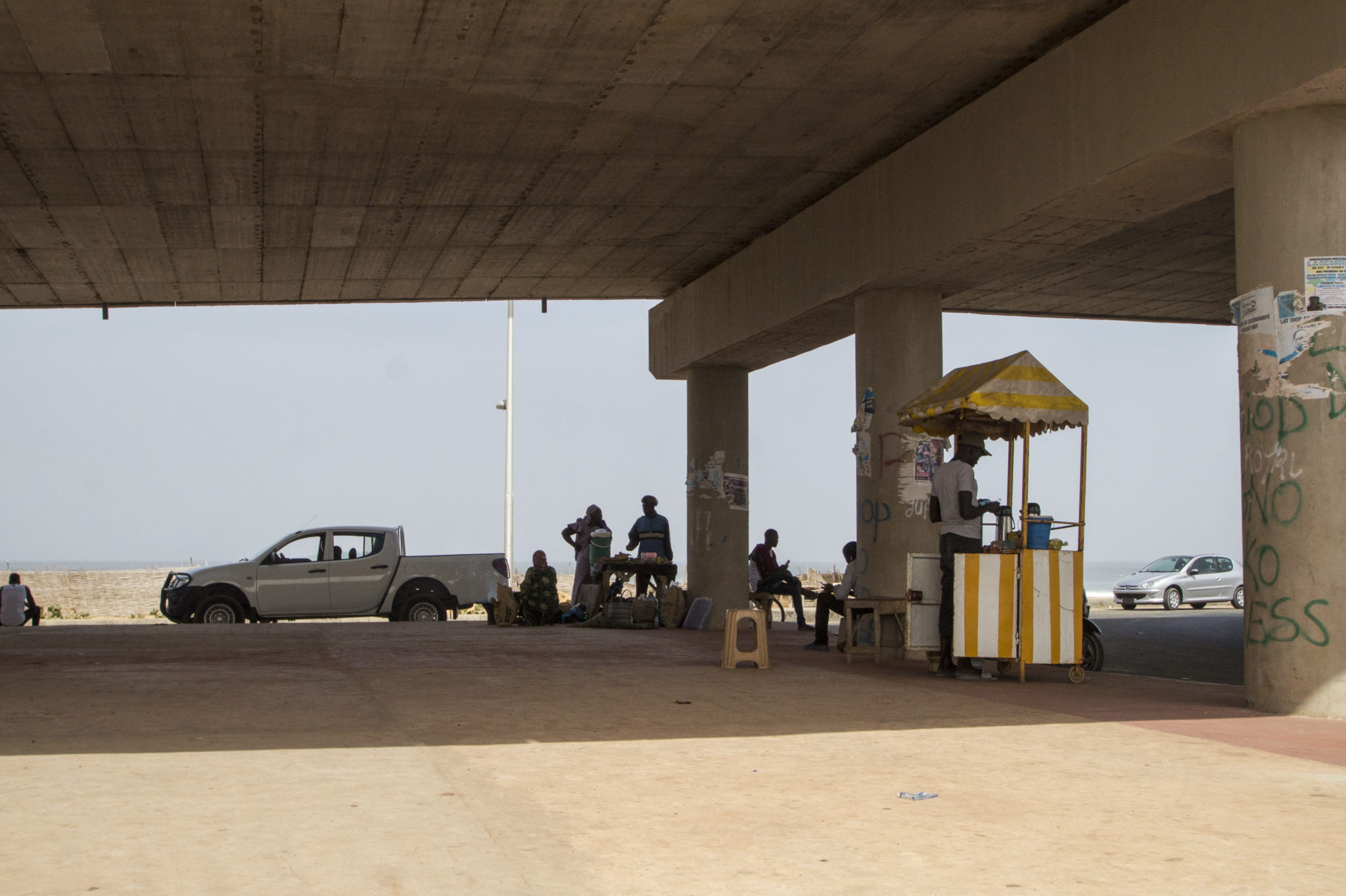 Unter einer Autobahn im Senegal