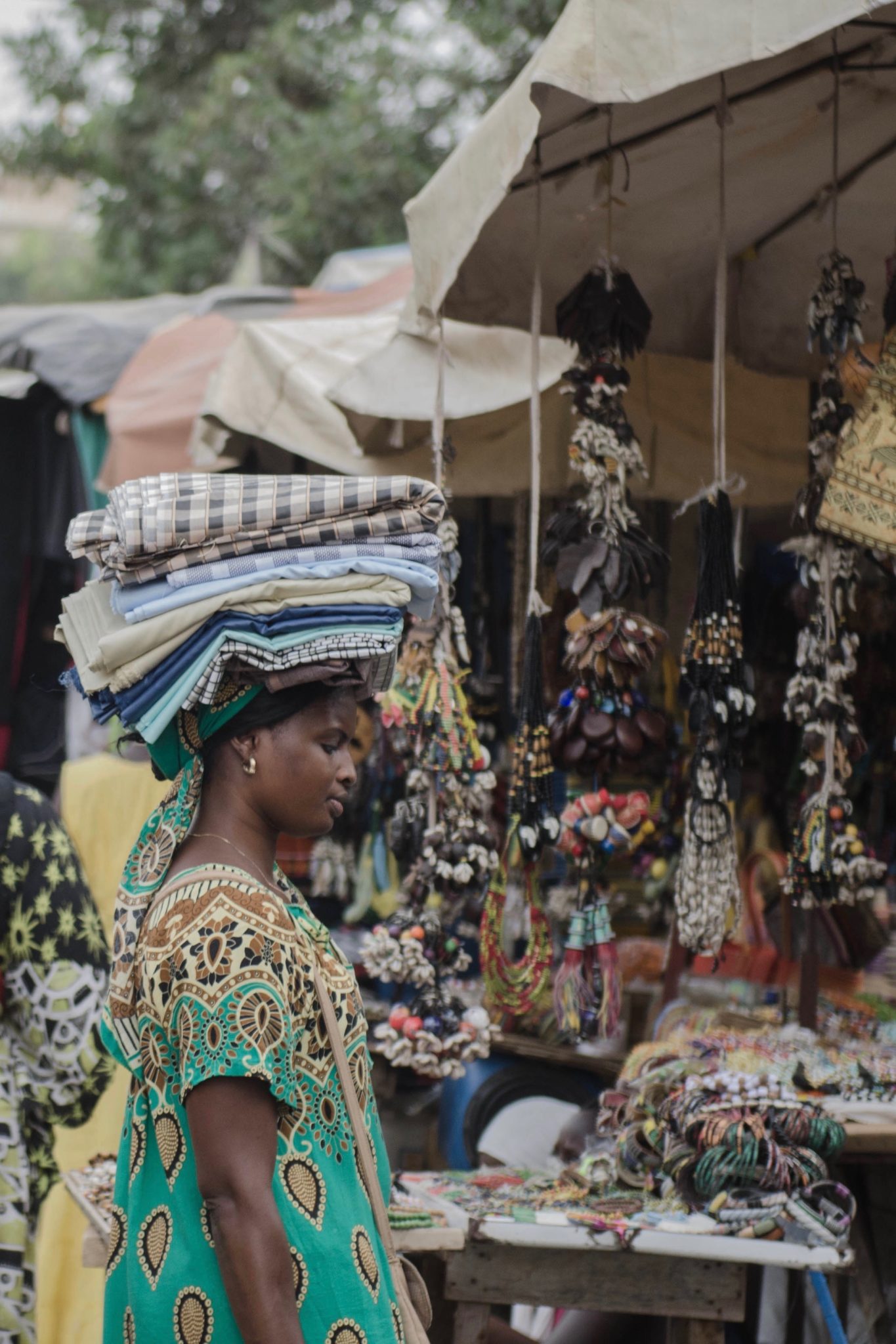 Frau trägt Stoffe auf dem Kopf im Senegal