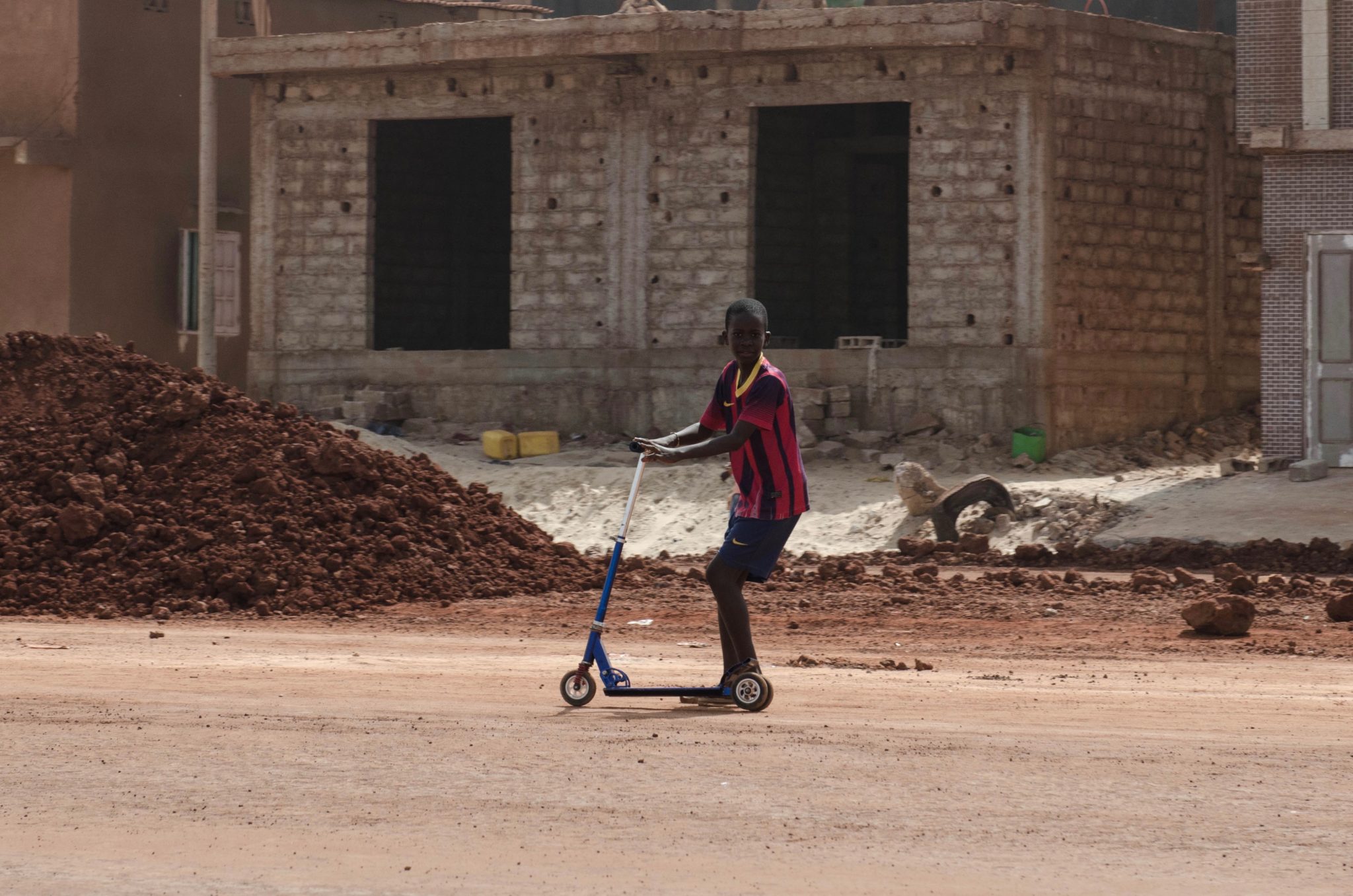 Mit dem Roller über den Sand klappt für den Jungen in Yoff Dakar ganz gut