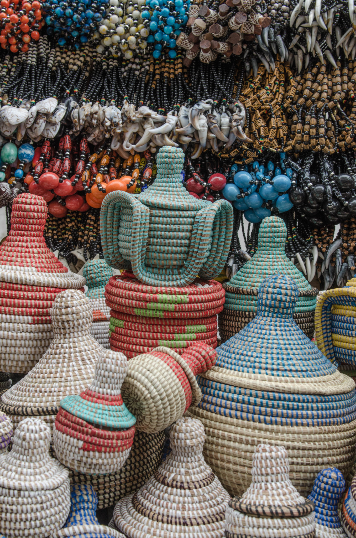 Geflochtene Körbe auf dem Markt in Mbour