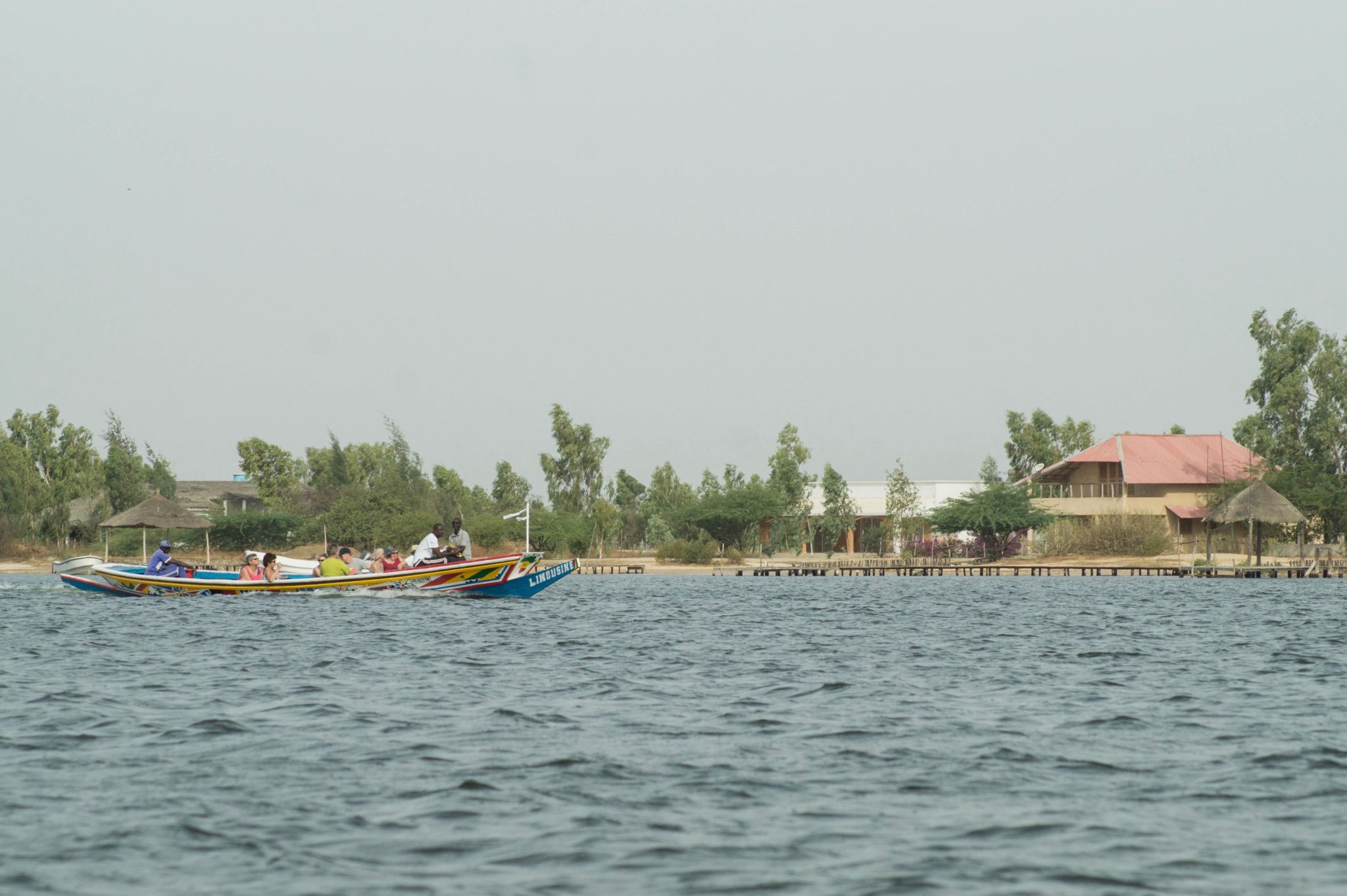 Touristen auf der Piroge in Richtung Le Bazouk du Saloum im Sine Saloum Senegal