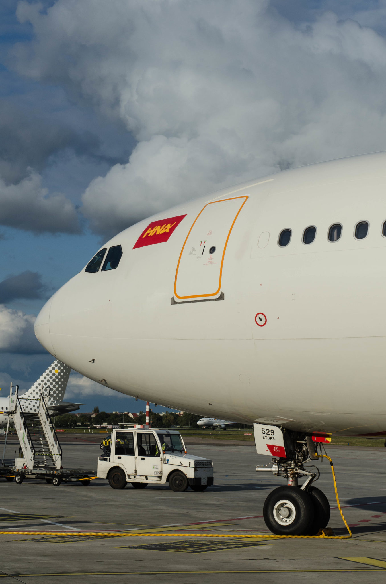 Der A380 landet aus Peking in Berlin.