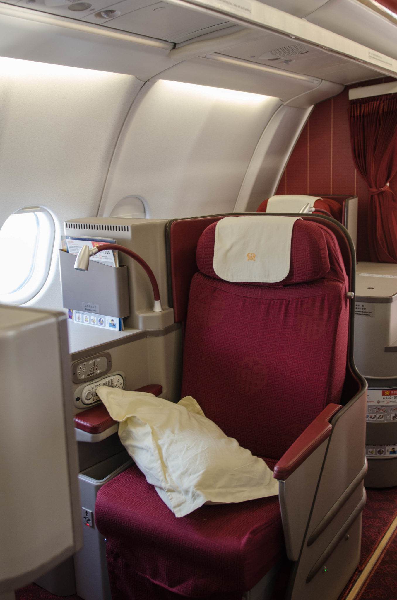 Sitze Hainan Airlines Business Class auf dem Flug von Peking nach Berlin