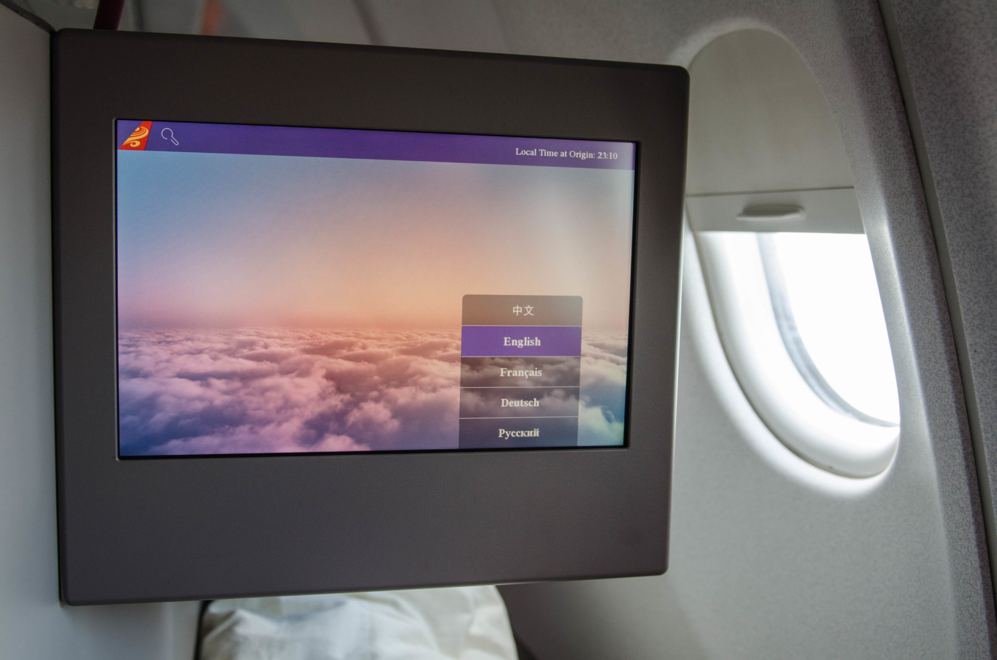 Große Monitore sorgen für entspanntes Entertainment in der Hainan Business Class