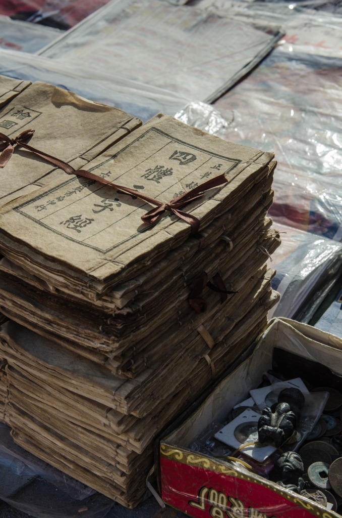 Ein Stapel alter Zeitungen auf dem Flohmarkt in Peking
