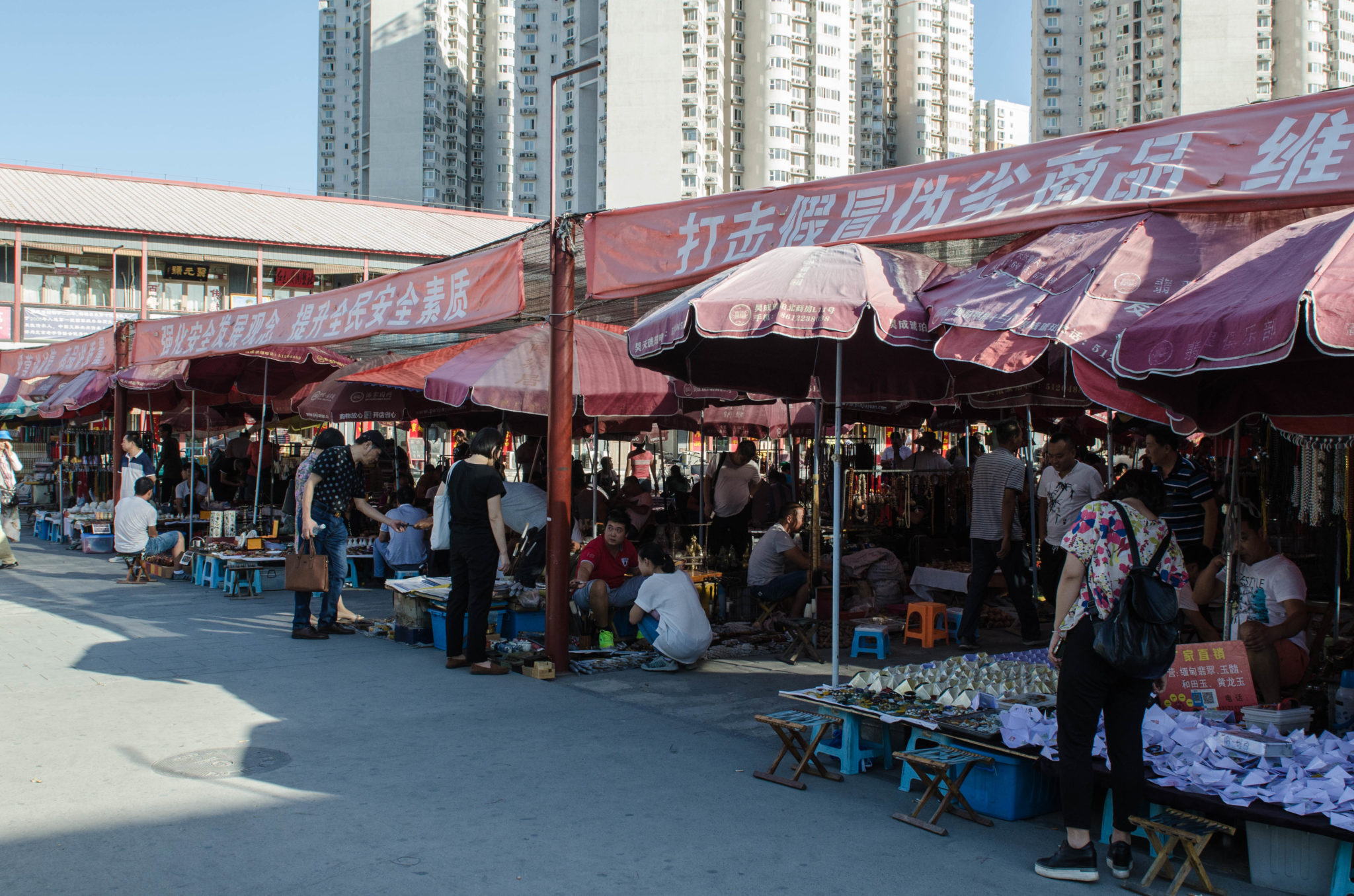 Der Panjiayuan Markt in Peking beherbergt antike Schätze und die etwas anderen Souvenire