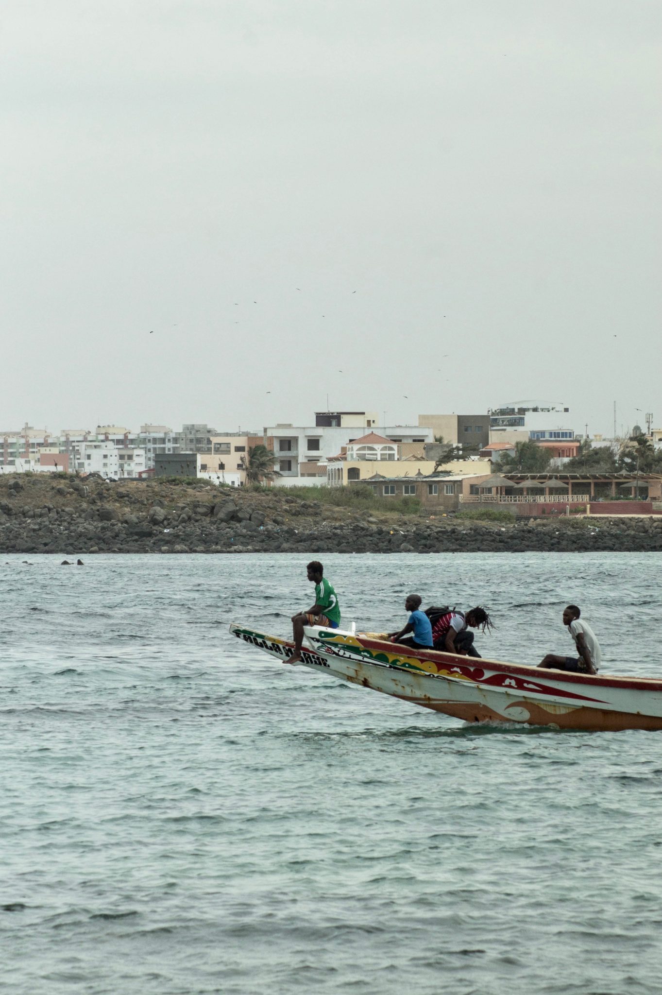 Surf Senegal: Die Anreise nach Ngor Island in Dakar erfolgt über kleine Holzboote, die in Ngor ablegen