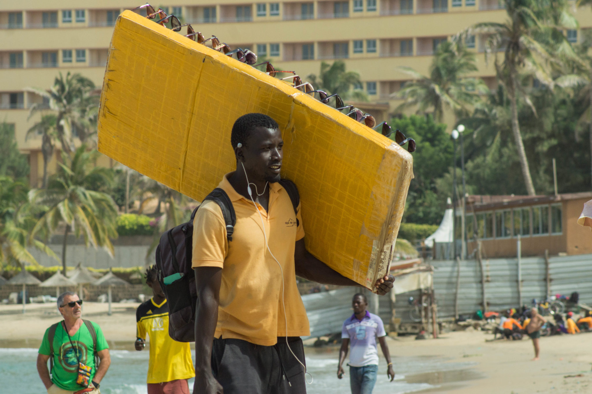 Surf Senegal: Ein Strandverkäufer mit Sonnenbrillen am Strand von Ngor in Dakar