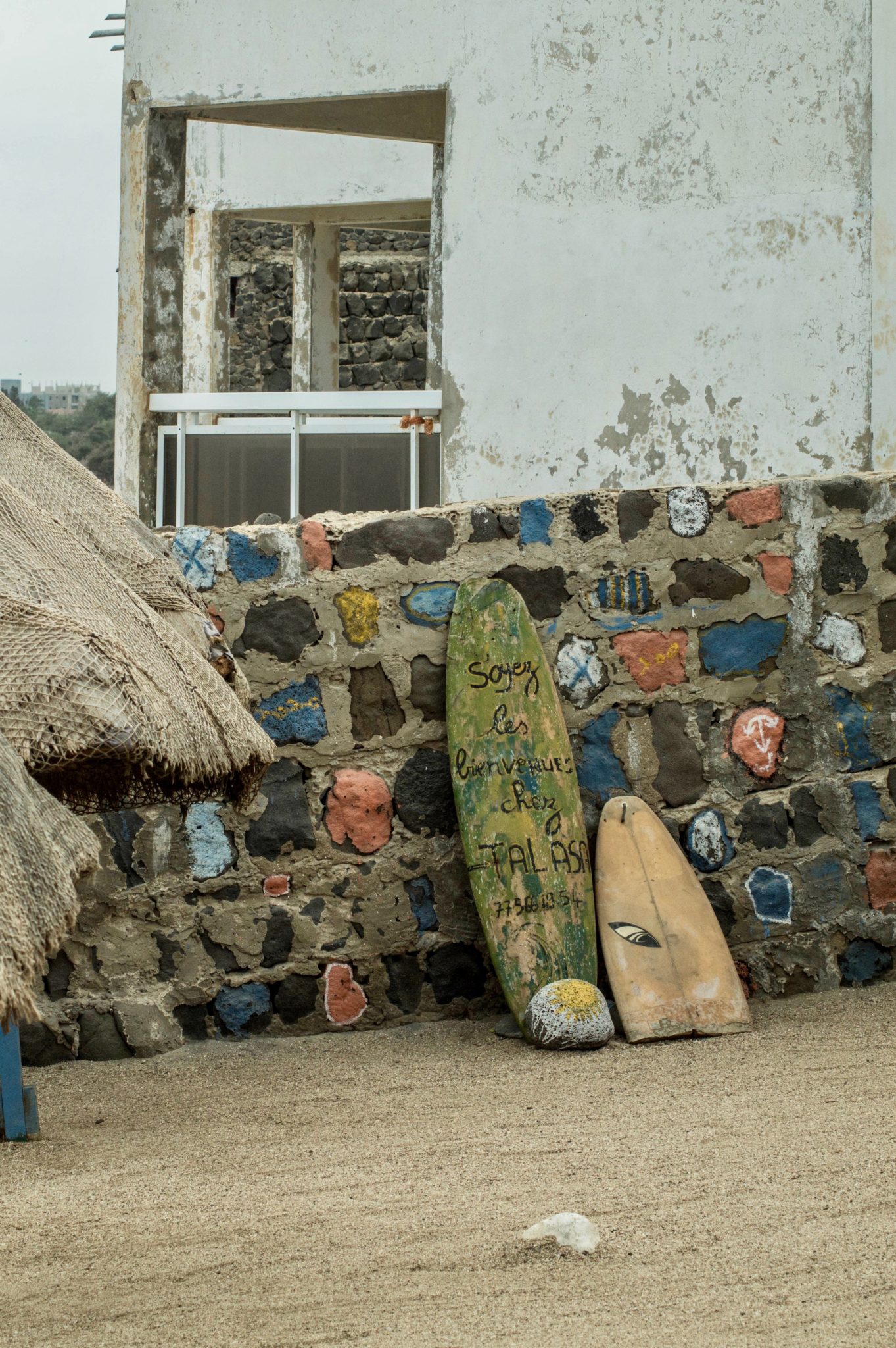 Surf Senegal: Zur Dekoration stehen auf Ngor Island in Dakar überall alte Surfbretter.