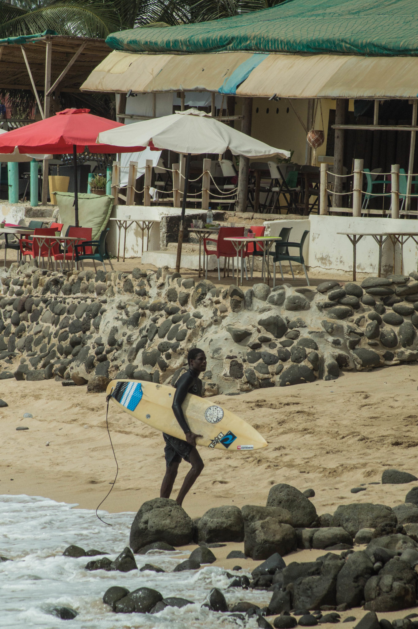 Surf Senegal: Surfen in Les Almadies in Dakar ist einfach, da es sich um Wellen handelt, die nicht weit vom Strand entfernt brechen.