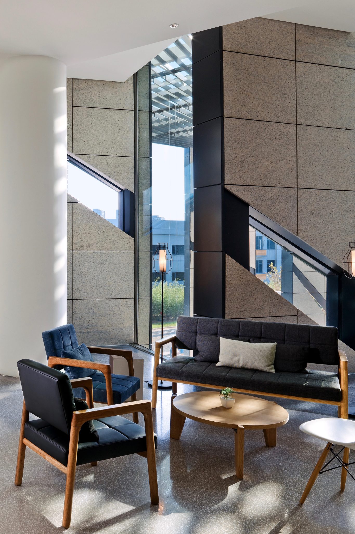 Die Lobby des East Hotel in Peking ist modern und hell